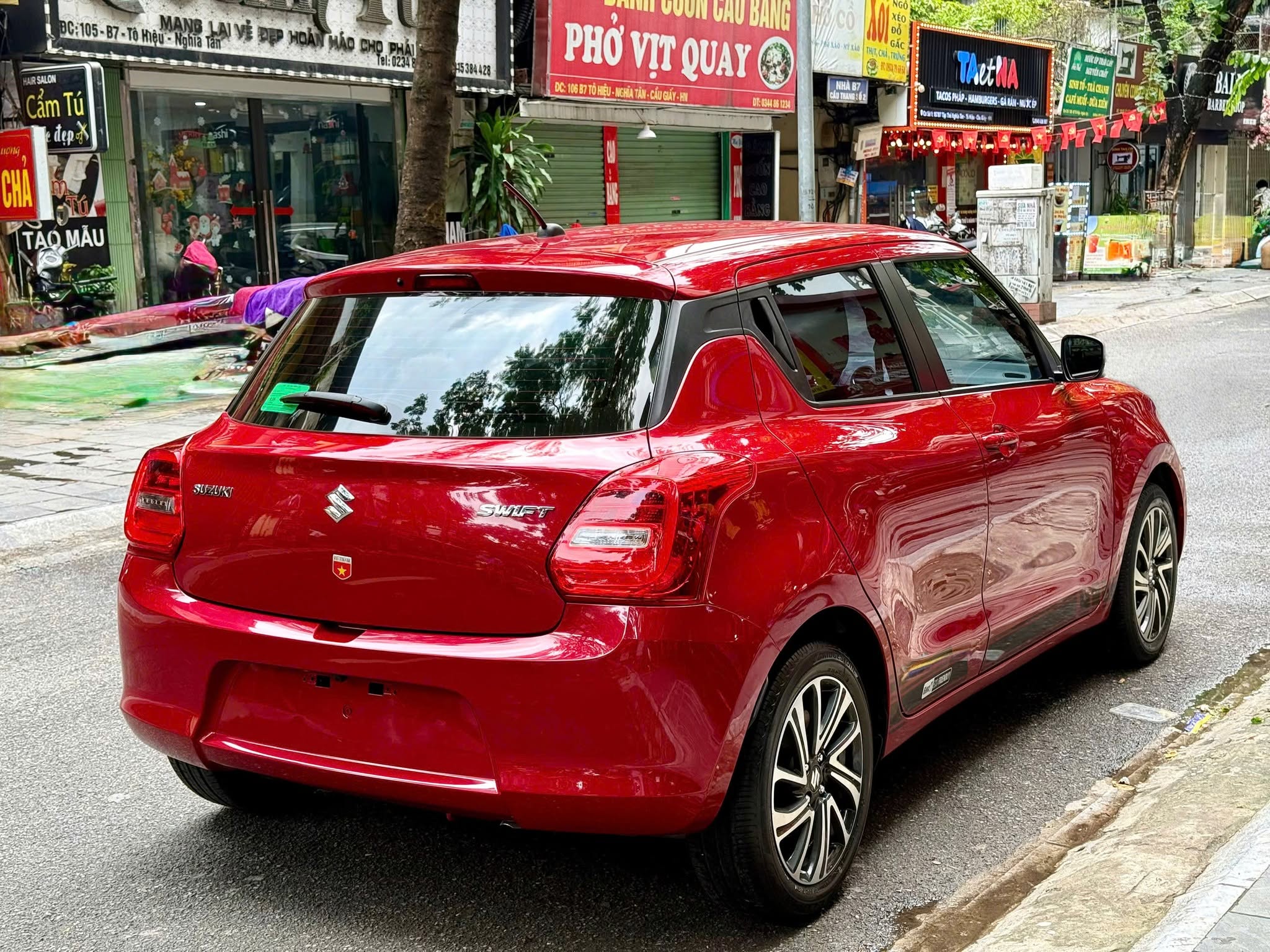 Cần bán Suzuki Swift GLX 1.2 AT sản xuất 2023, màu đỏ, xe nhập giá cạnh tranh