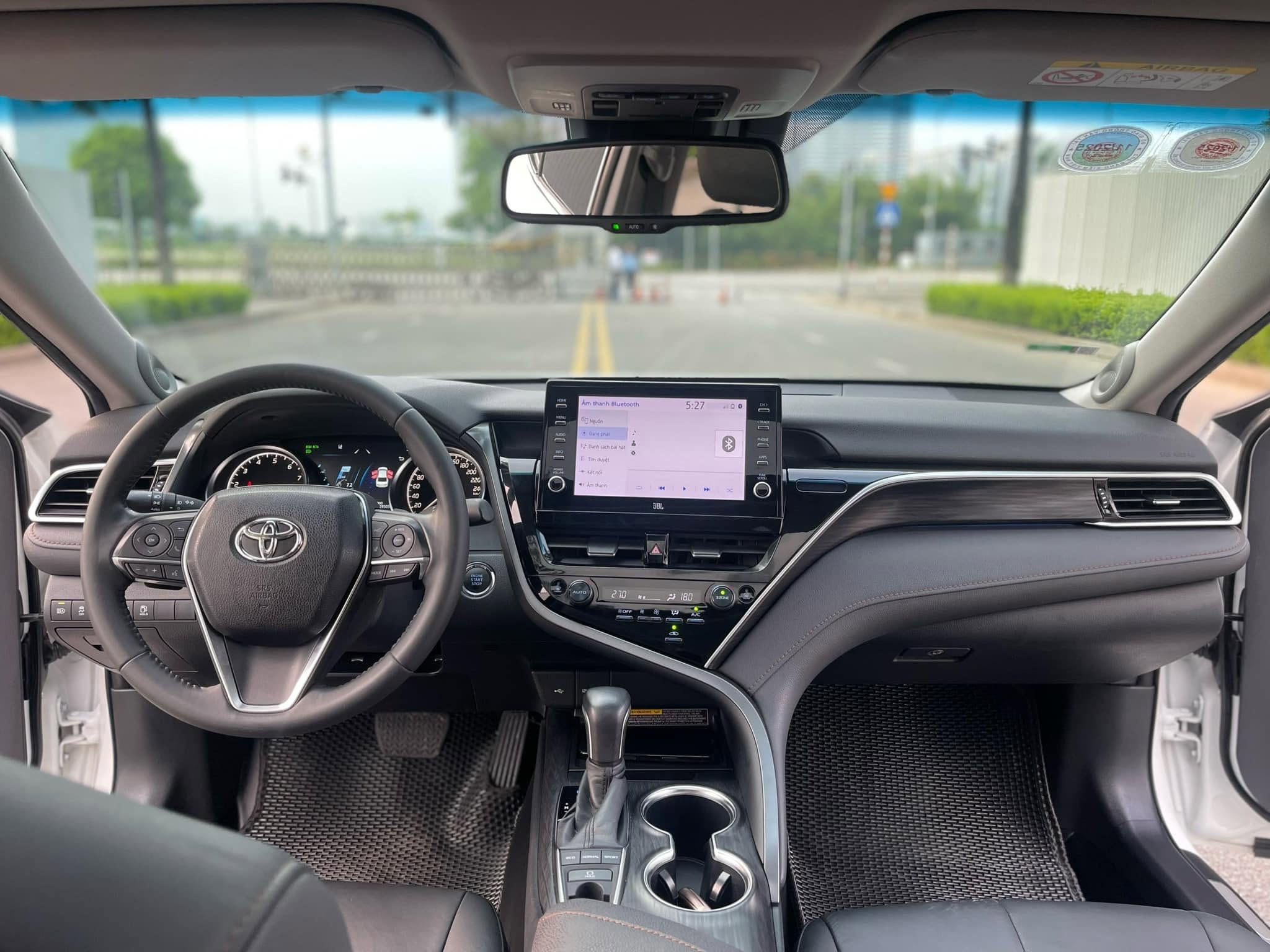 Bán Toyota Camry 2.0Q năm sản xuất 2023, màu trắng, nhập khẩu nguyên chiếc