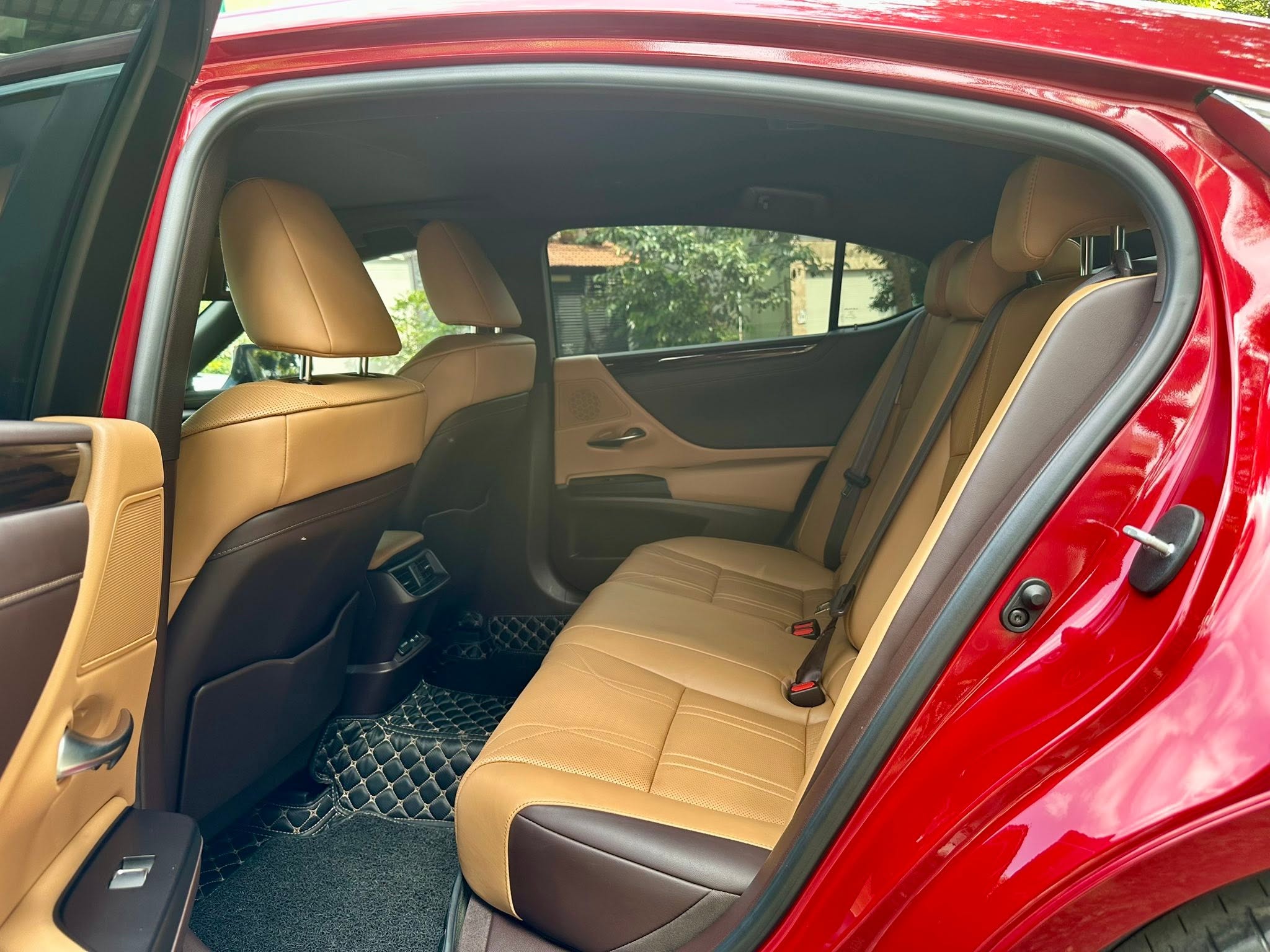 Cần bán Lexus ES 250 năm sản xuất 2022, màu đỏ, nhập khẩu, giá 1.899tỉ
