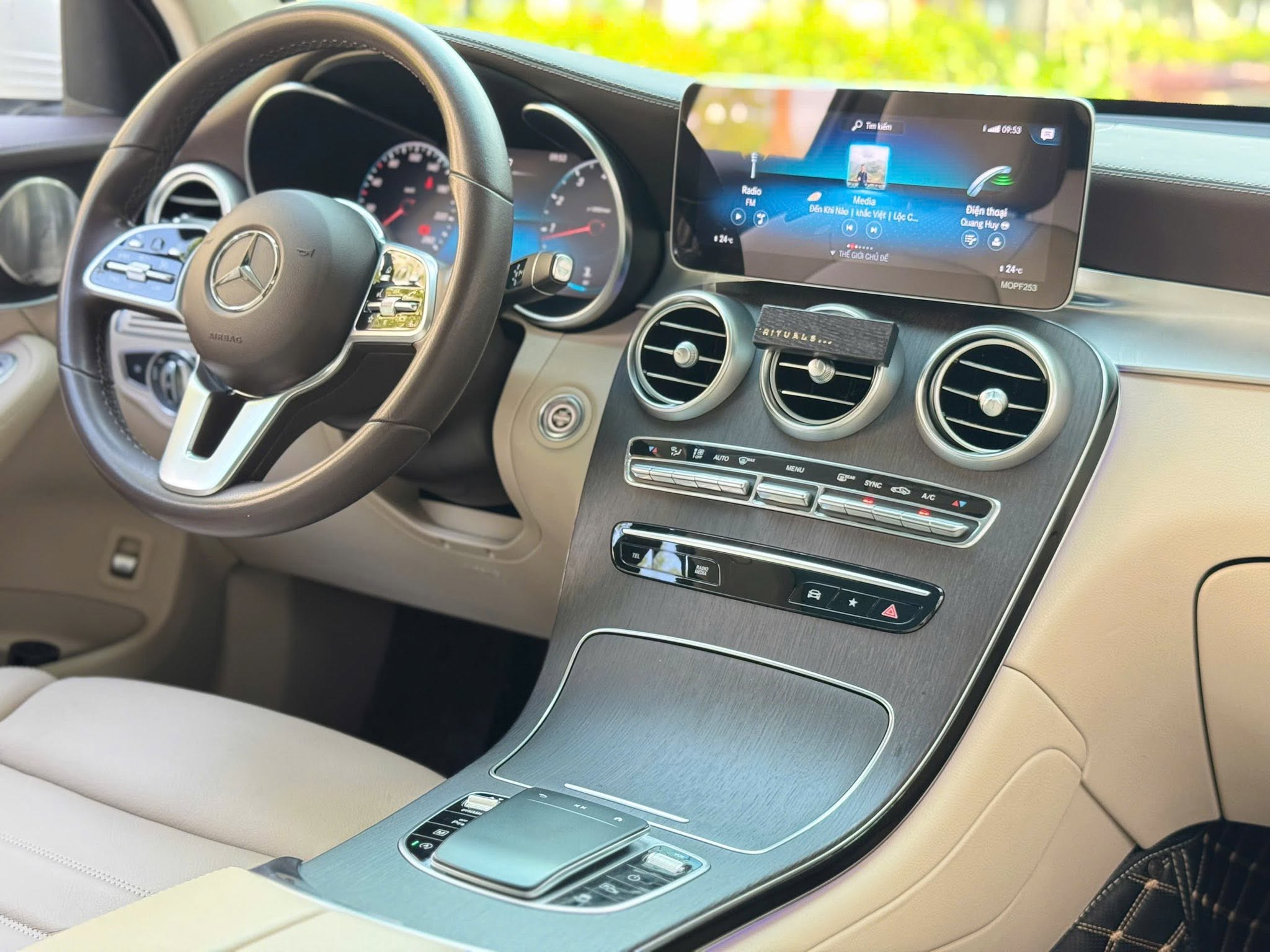 Bán Mercedes-Benz GLC-Class 300 4Matic năm sản xuất 2022, màu trắng, giá tốt