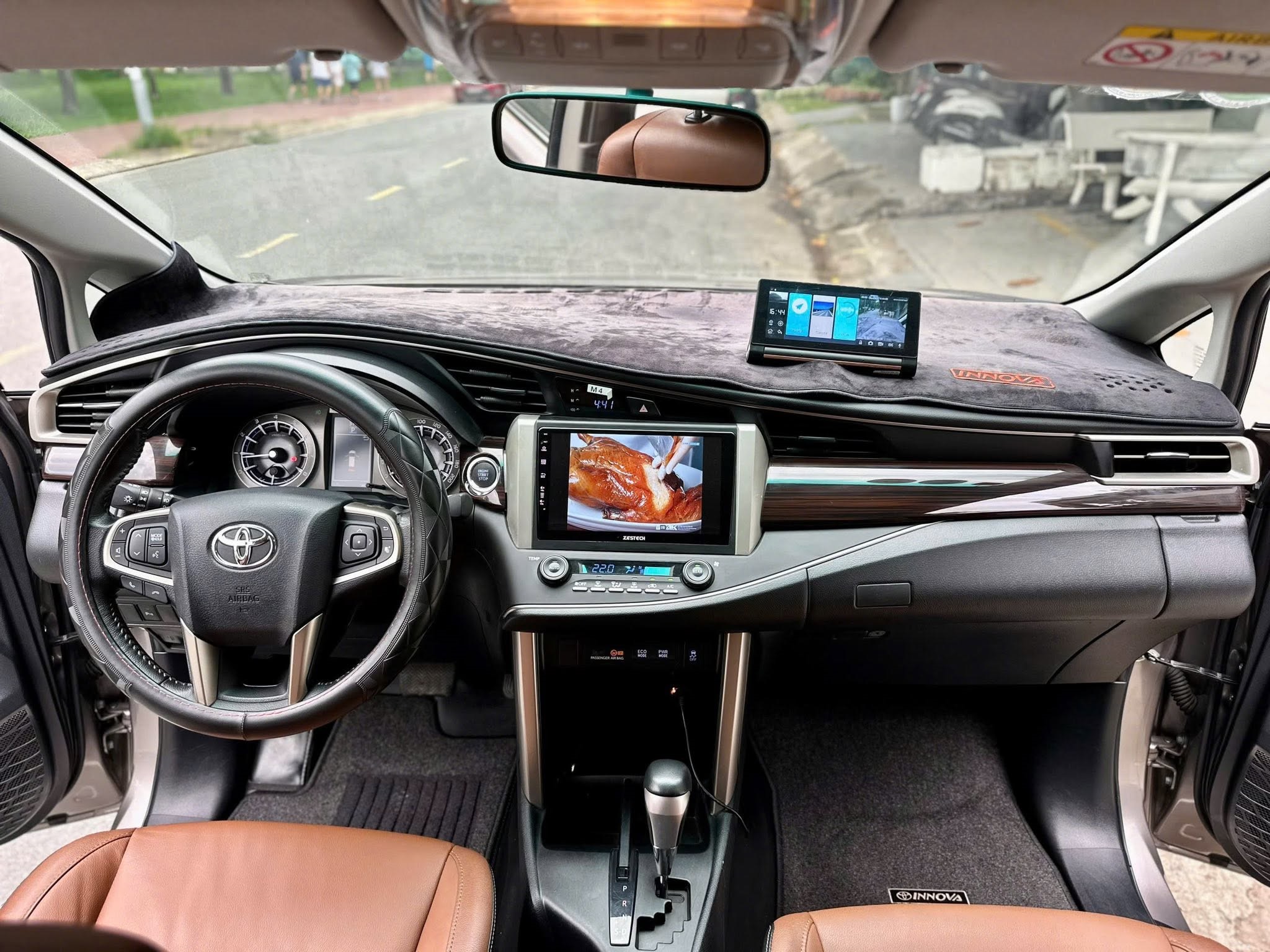 Cần bán Toyota Innova 2.0V năm 2019, màu đồng