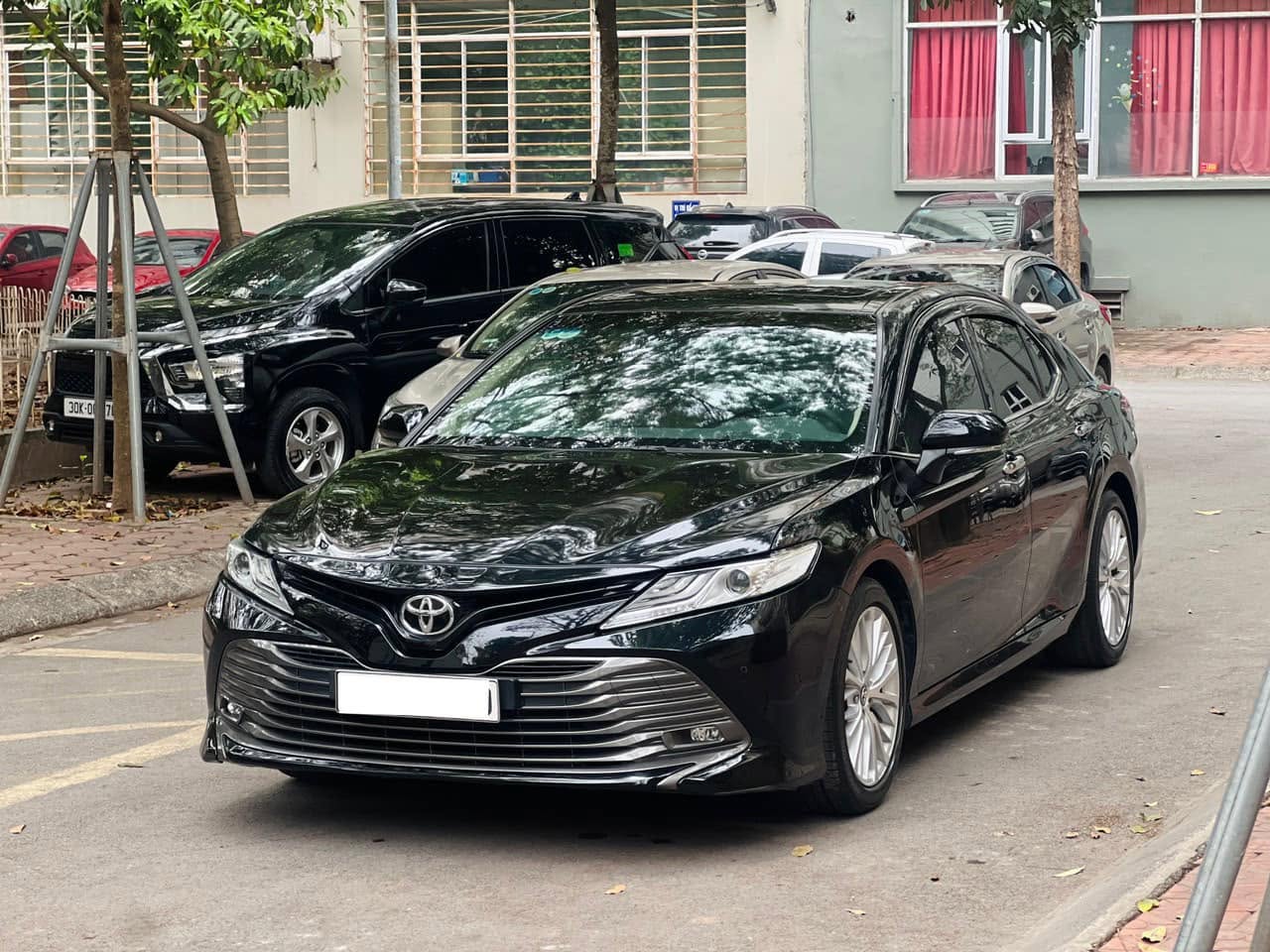Cần bán Toyota Camry 2.5Q sản xuất 2020, màu đen, xe nhập giá cạnh tranh