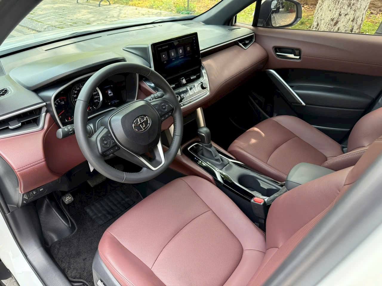 Bán xe Toyota Corolla Cross 1.8V sản xuất năm 2024, màu trắng, nhập khẩu nguyên chiếc