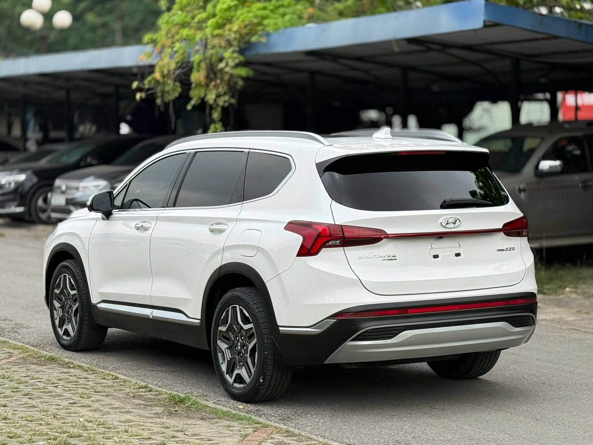 Bán ô tô Hyundai Santa Fe Cao Cấp 2.2L HTRAC sản xuất năm 2023, màu trắng