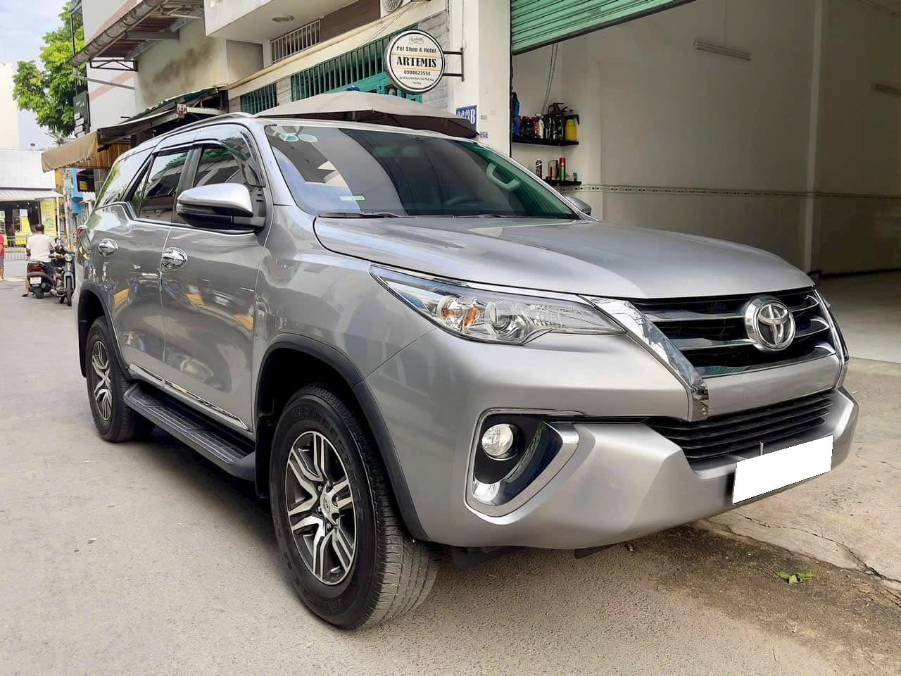 Cần bán xe Toyota Fortuner 2.4G 4x2 AT năm sản xuất 2019, màu bạc, xe nhập giá cạnh tranh
