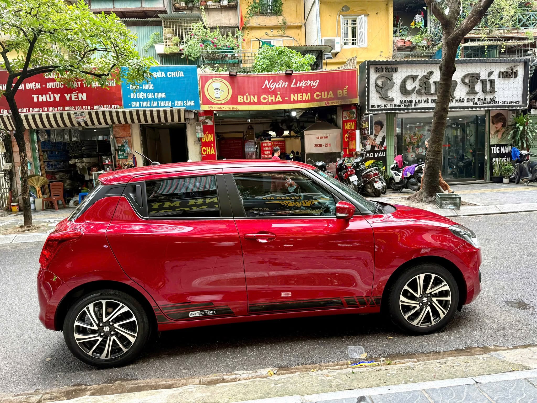 Cần bán Suzuki Swift GLX 1.2 AT sản xuất 2023, màu đỏ, xe nhập giá cạnh tranh