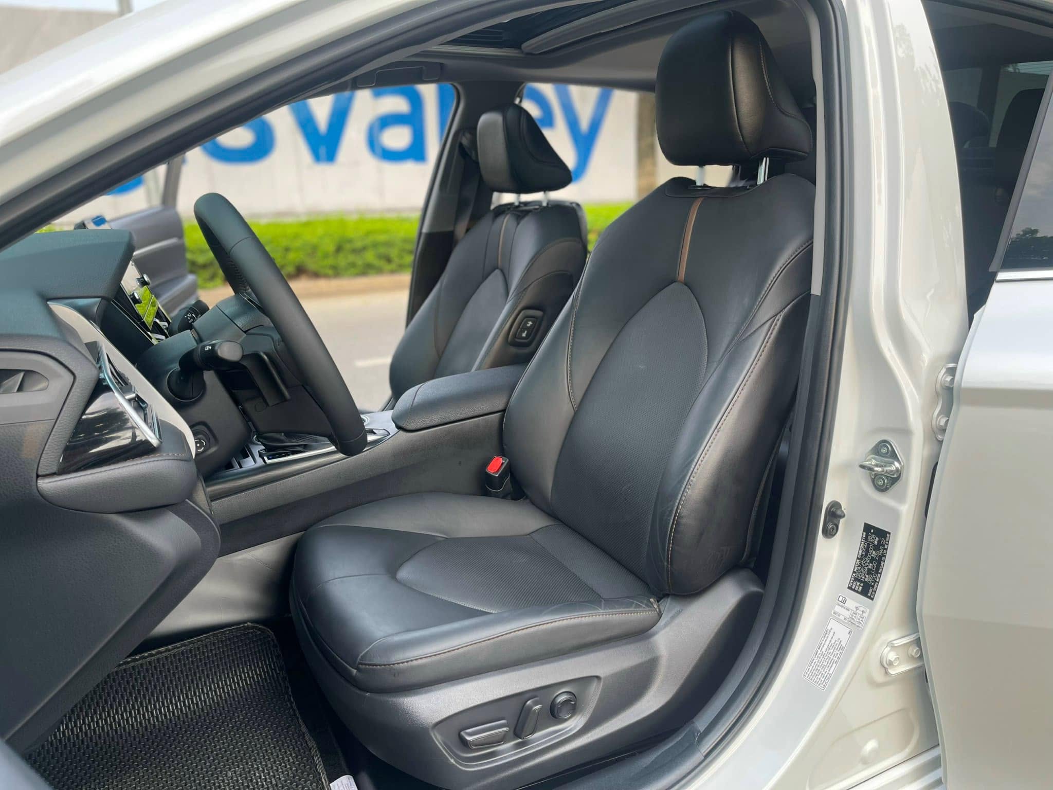 Bán Toyota Camry 2.0Q năm sản xuất 2023, màu trắng, nhập khẩu nguyên chiếc