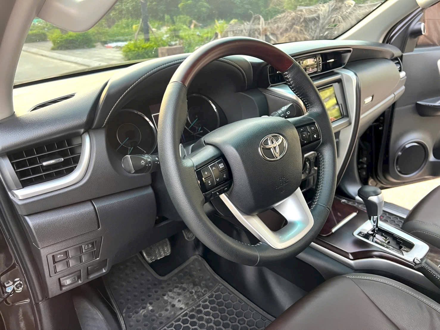 Cần bán Toyota Fortuner 2.4L 4x2 AT năm sản xuất 2020, màu đen