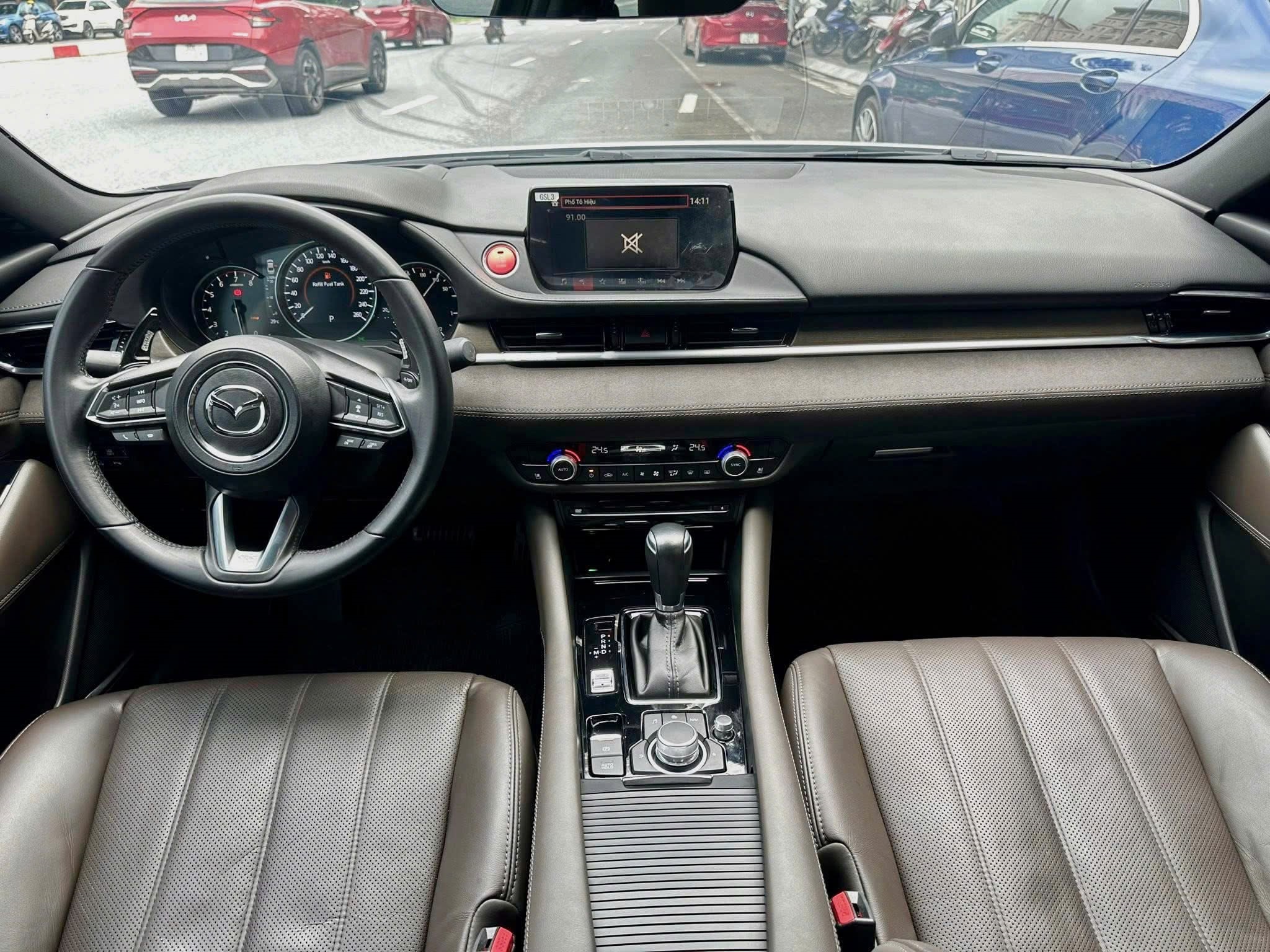Cần bán Mazda Mazda 6 Signature Premium 2.5 AT năm sản xuất 2022, màu trắng