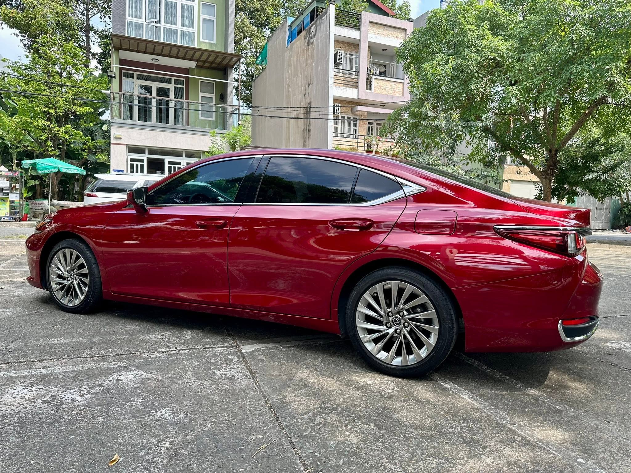 Cần bán Lexus ES 250 năm sản xuất 2022, màu đỏ, nhập khẩu, giá 1.899tỉ