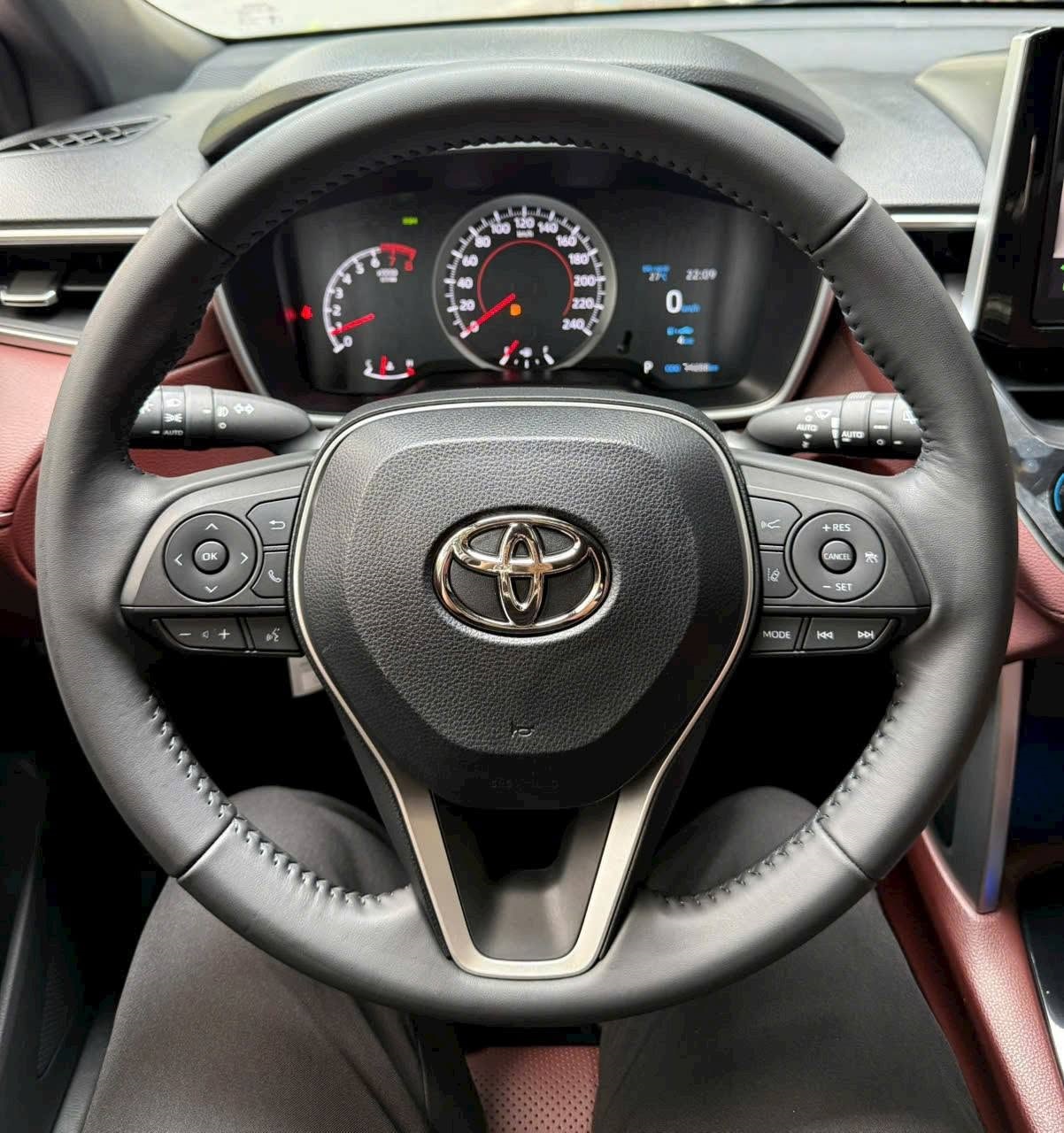Bán xe Toyota Corolla Cross 1.8V sản xuất năm 2024, màu trắng, nhập khẩu nguyên chiếc