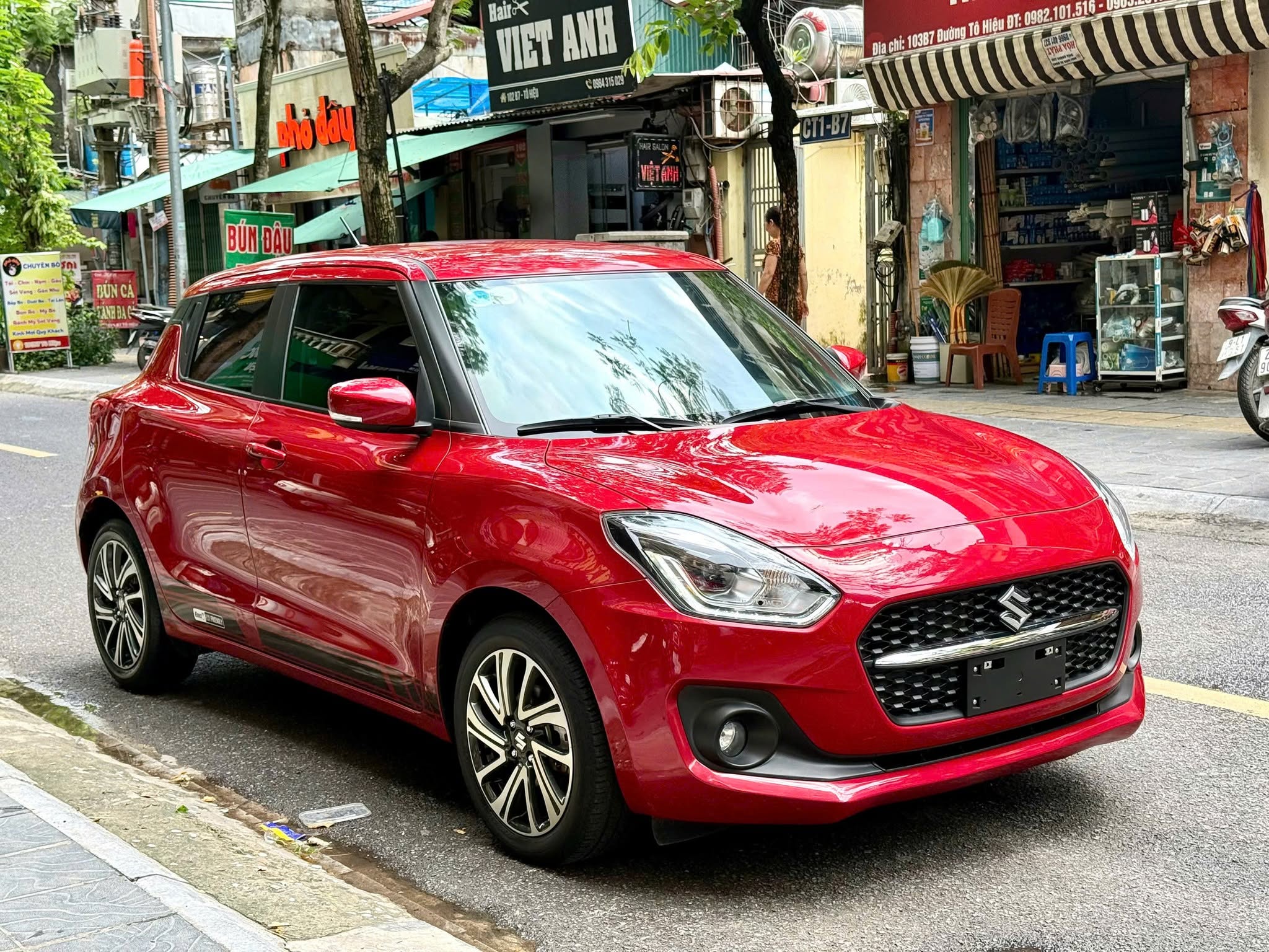 Cần bán Suzuki Swift GLX 1.2 AT sản xuất 2023, màu đỏ, xe nhập giá cạnh tranh