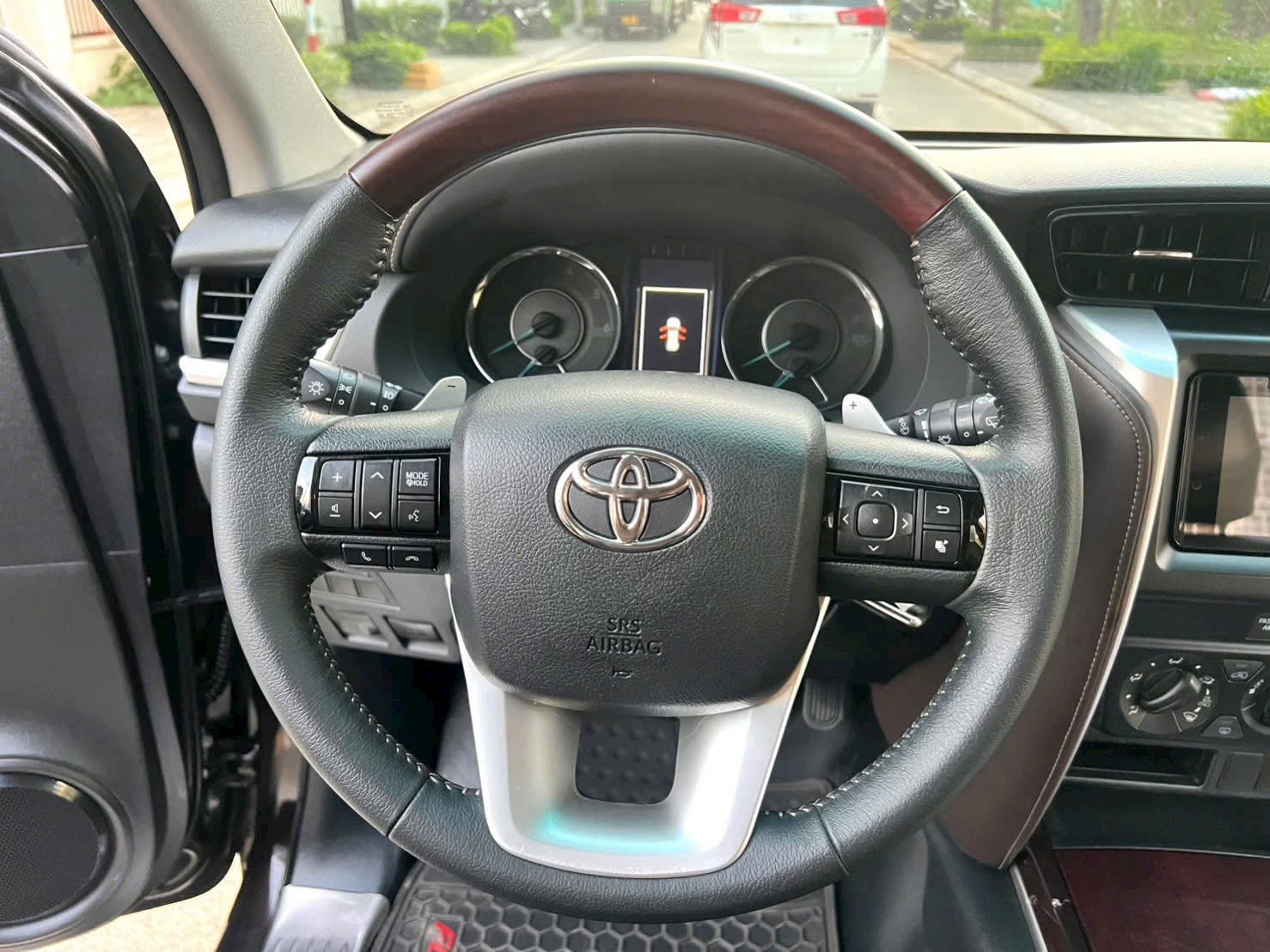 Cần bán Toyota Fortuner 2.4L 4x2 AT năm sản xuất 2020, màu đen