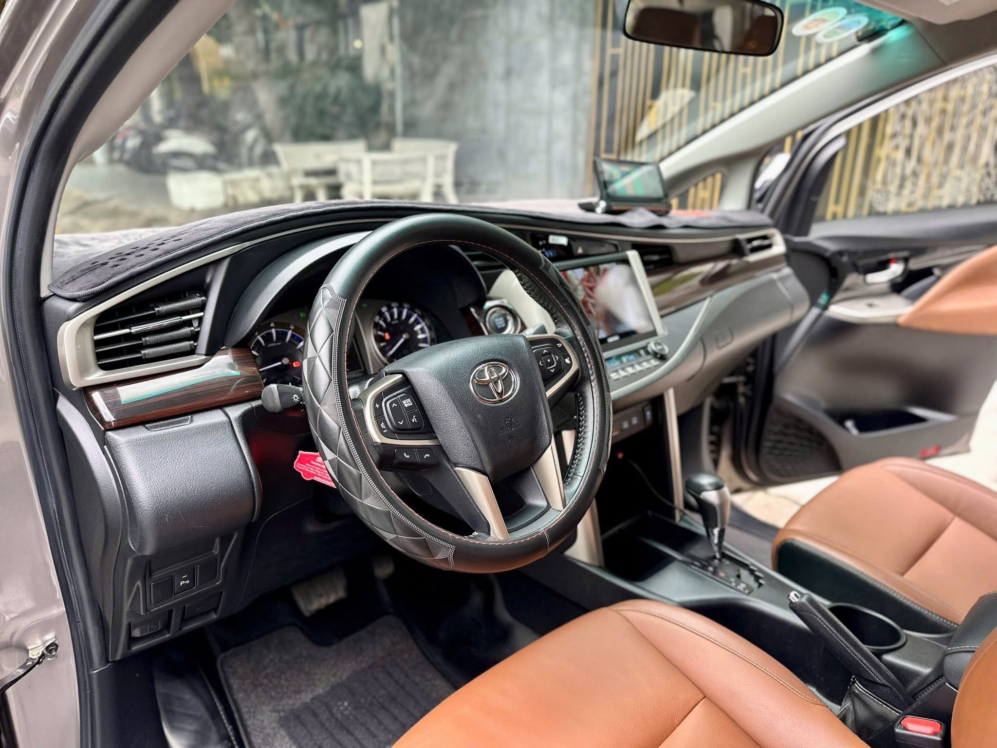 Cần bán Toyota Innova 2.0V năm 2019, màu đồng