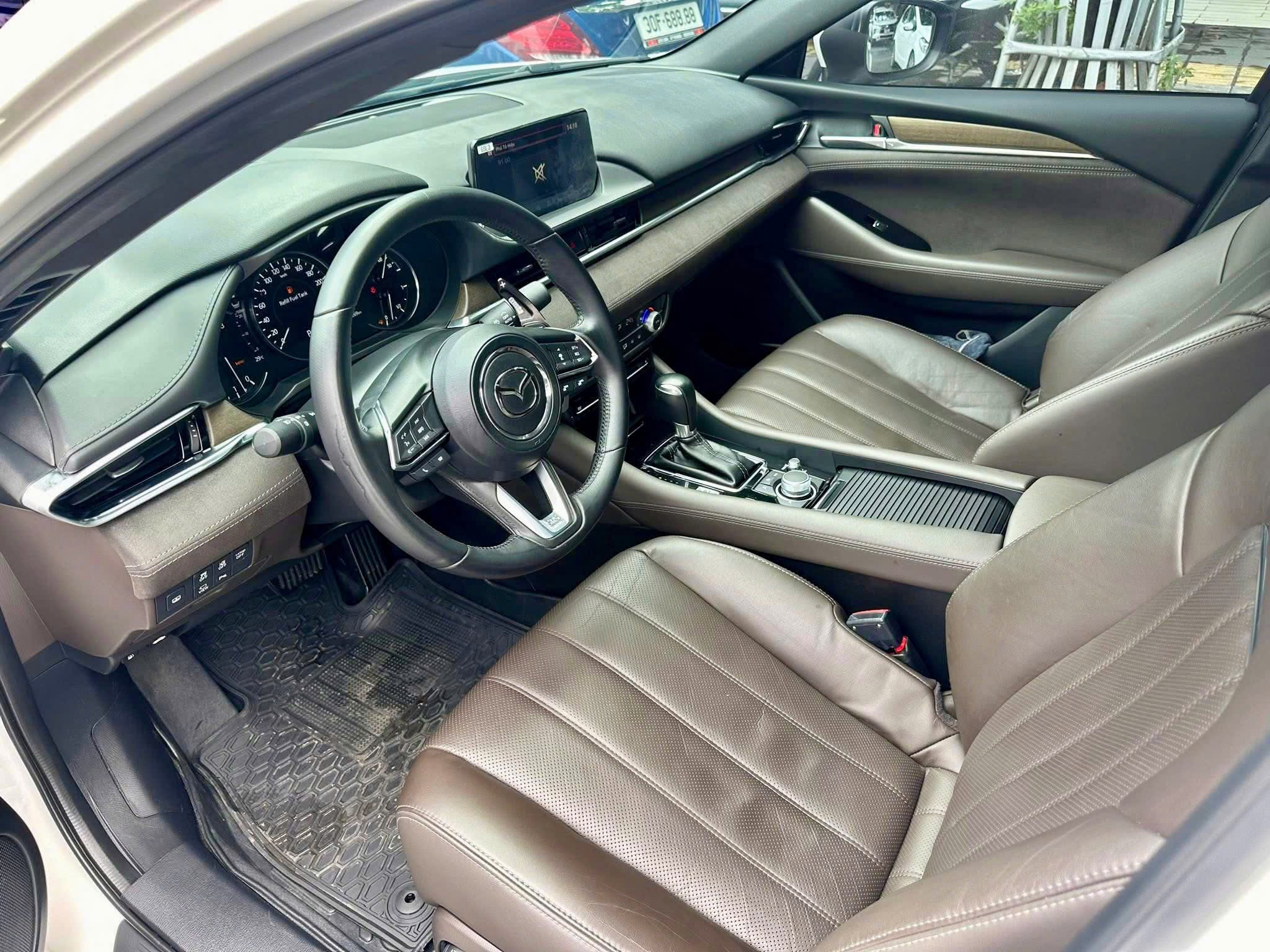 Cần bán Mazda Mazda 6 Signature Premium 2.5 AT năm sản xuất 2022, màu trắng