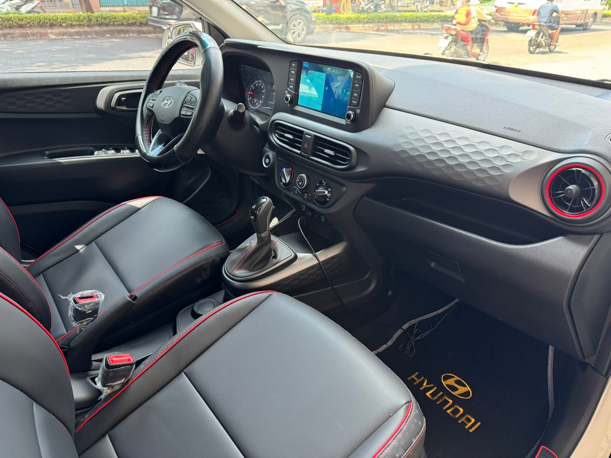 Bán Hyundai i10 1.2 AT năm sản xuất 2025, màu trắng, giá chỉ 399 triệu