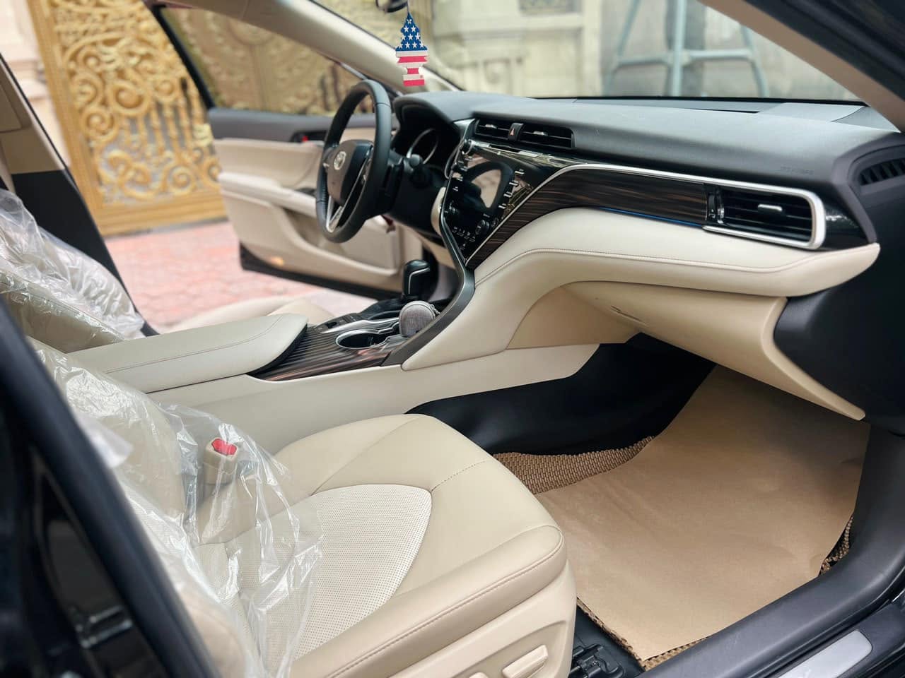 Cần bán Toyota Camry 2.5Q sản xuất 2020, màu đen, xe nhập giá cạnh tranh