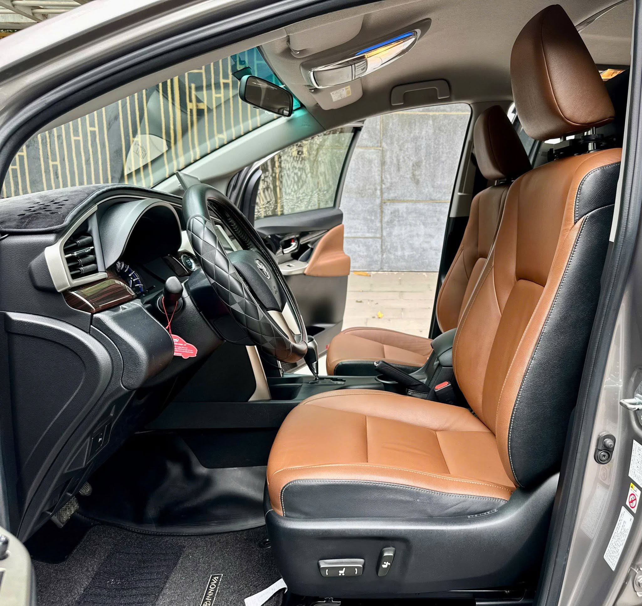 Cần bán Toyota Innova 2.0V năm 2019, màu đồng