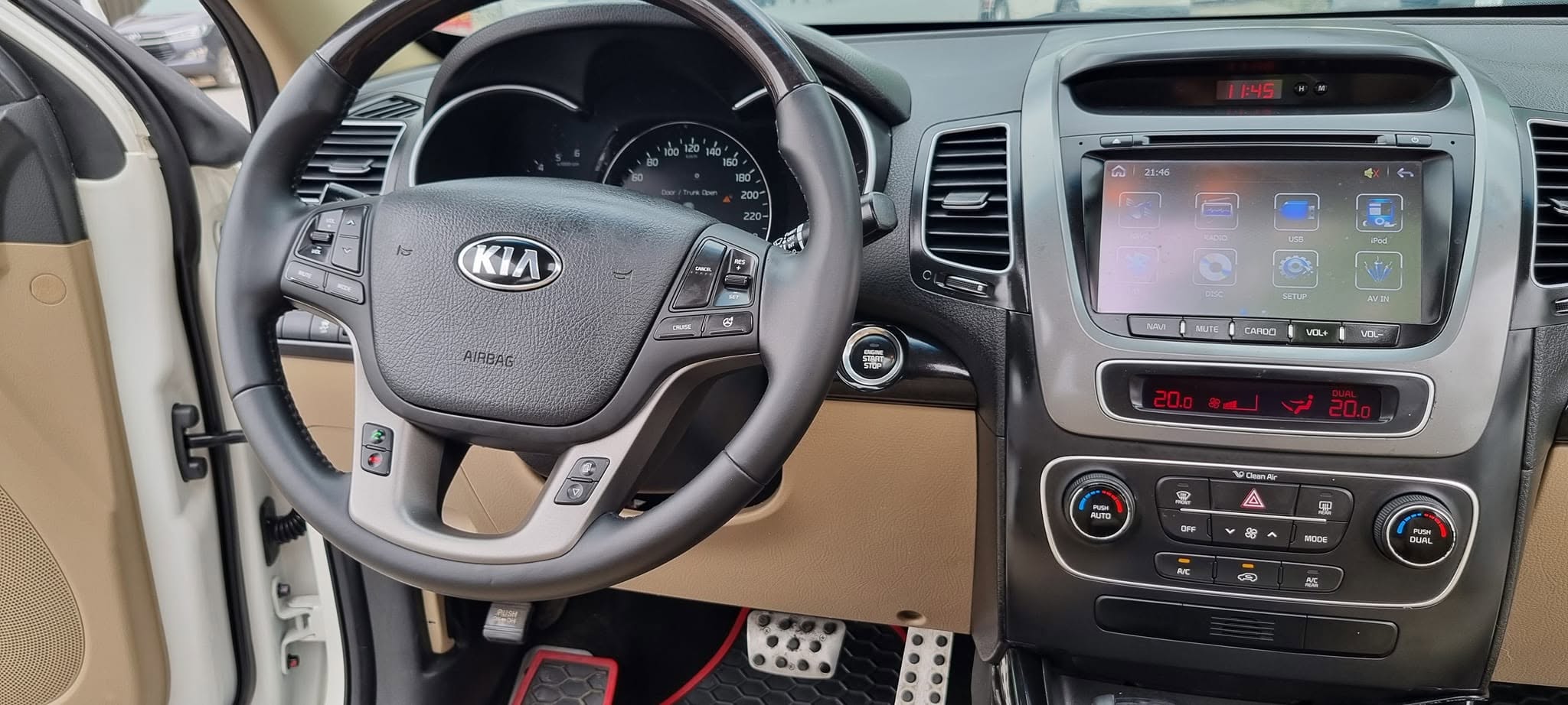 Cần bán xe Kia Sorento DATH Full máy dầu năm sản xuất 2019, màu trắng, giá chỉ 590 triệu