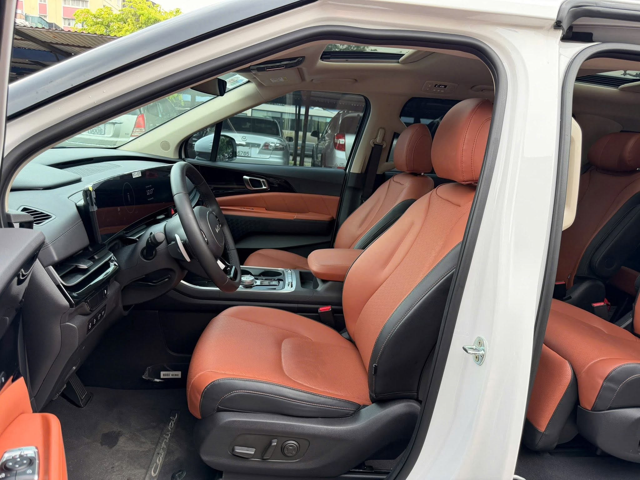 Bán Kia Carnival Signature 2.2D Full dầu năm sản xuất 2025, màu trắng