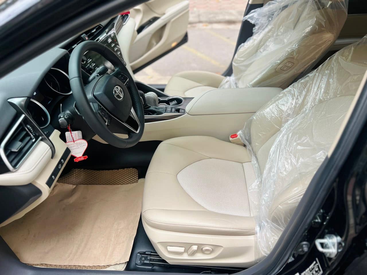 Cần bán Toyota Camry 2.5Q sản xuất 2020, màu đen, xe nhập giá cạnh tranh
