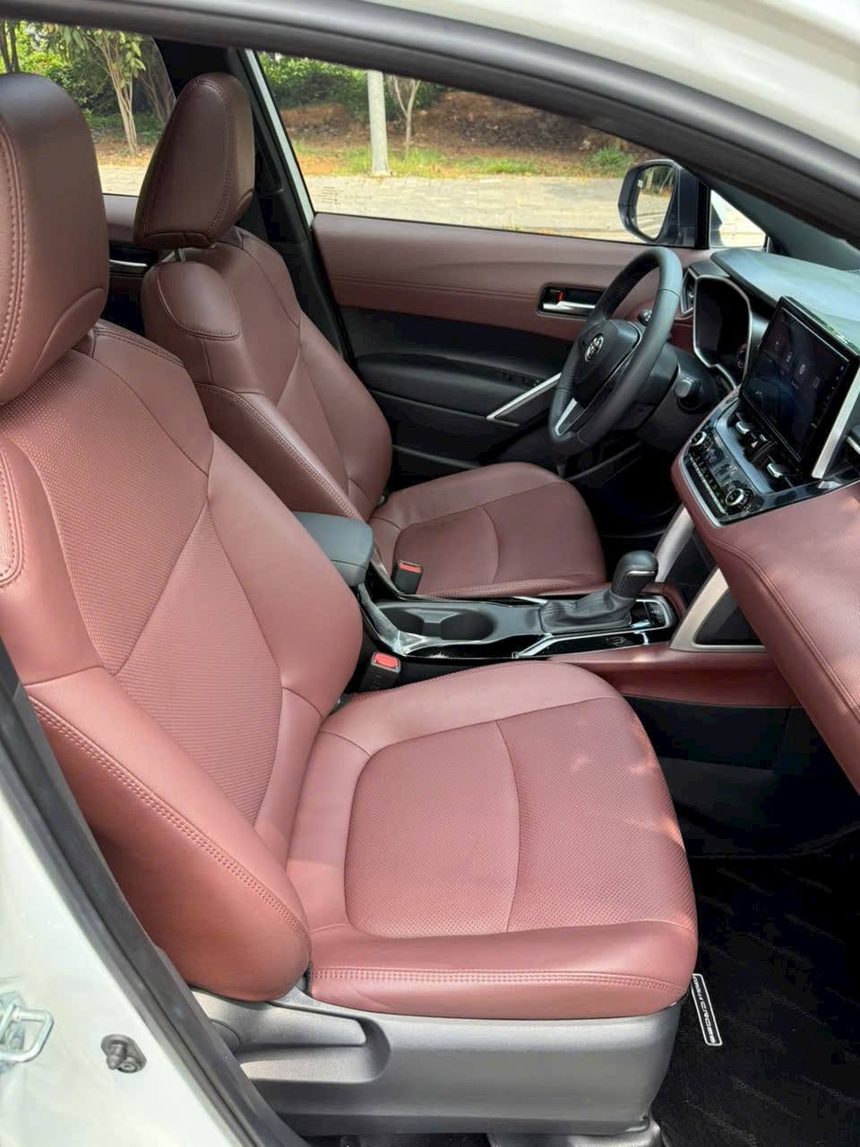 Bán xe Toyota Corolla Cross 1.8V sản xuất năm 2024, màu trắng, nhập khẩu nguyên chiếc