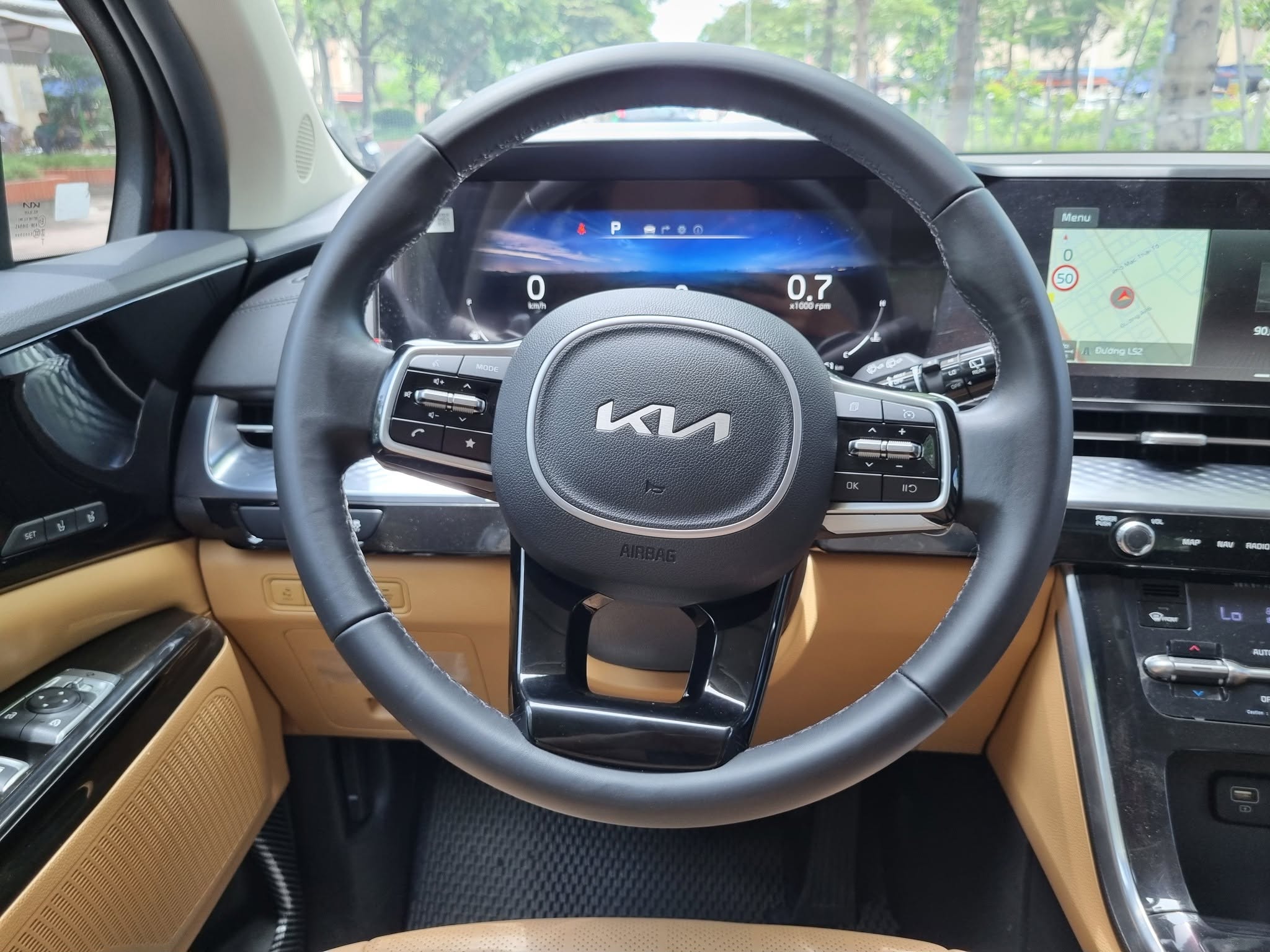 Cần bán Kia Carnival Premium 2.2D 8S năm sản xuất 2023, màu đỏ, giá chỉ 999 triệu