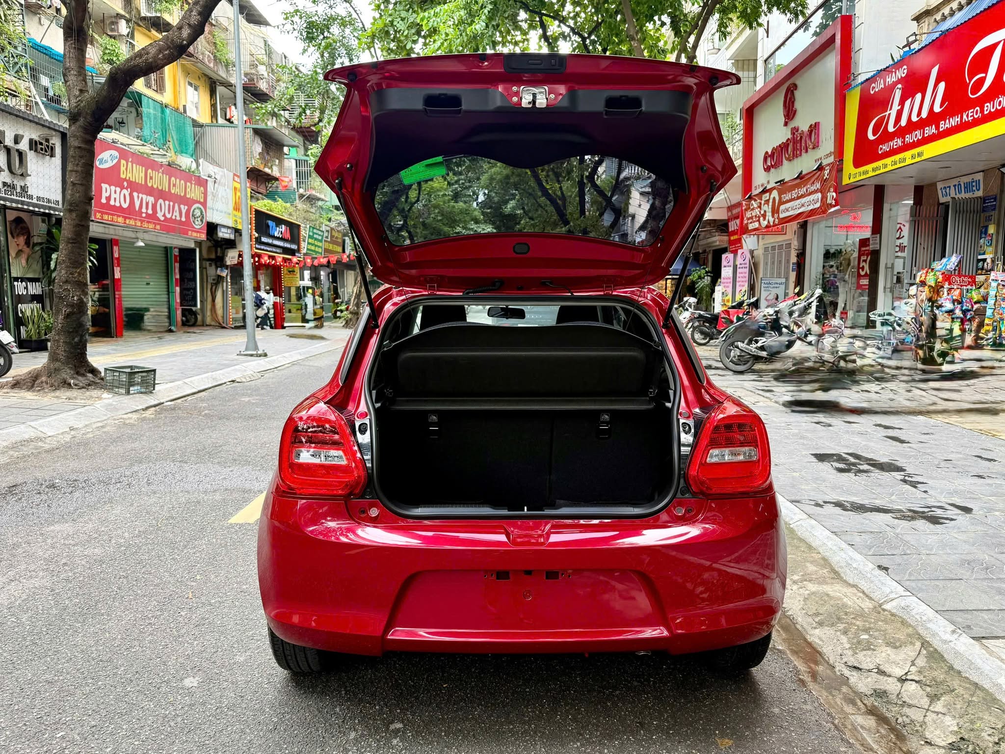 Cần bán Suzuki Swift GLX 1.2 AT sản xuất 2023, màu đỏ, xe nhập giá cạnh tranh
