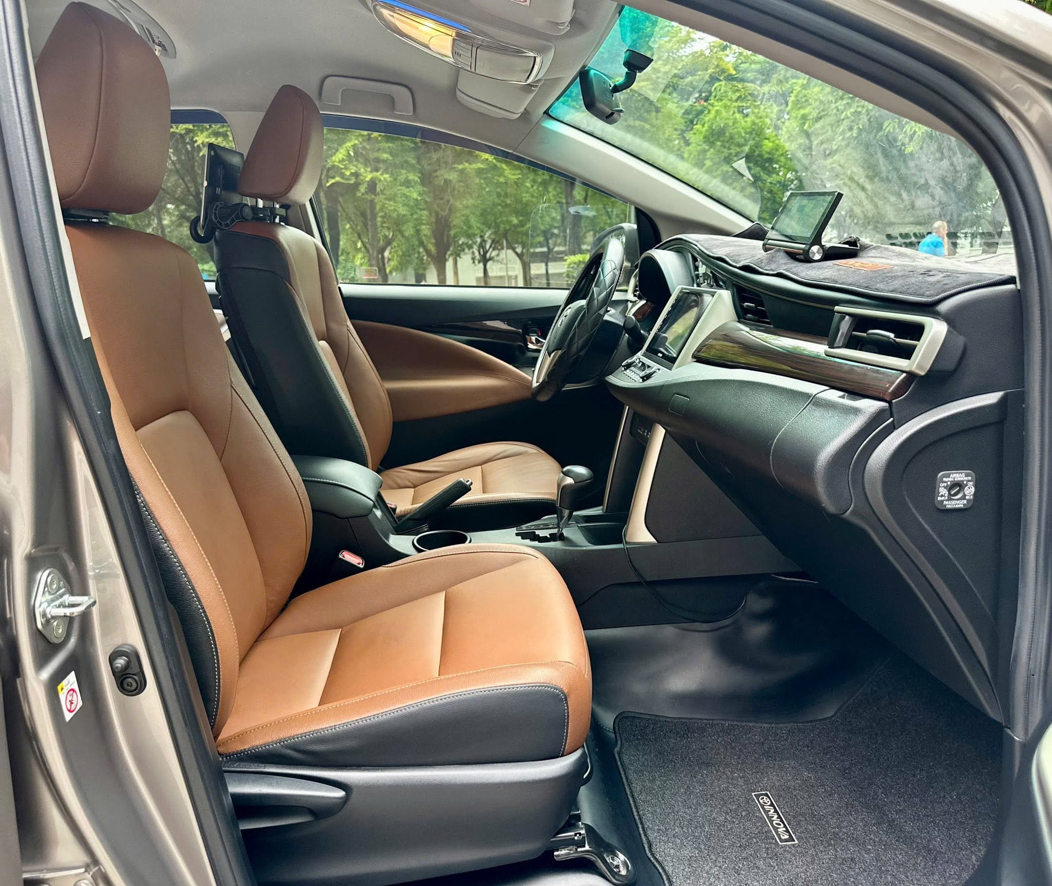 Cần bán Toyota Innova 2.0V năm 2019, màu đồng