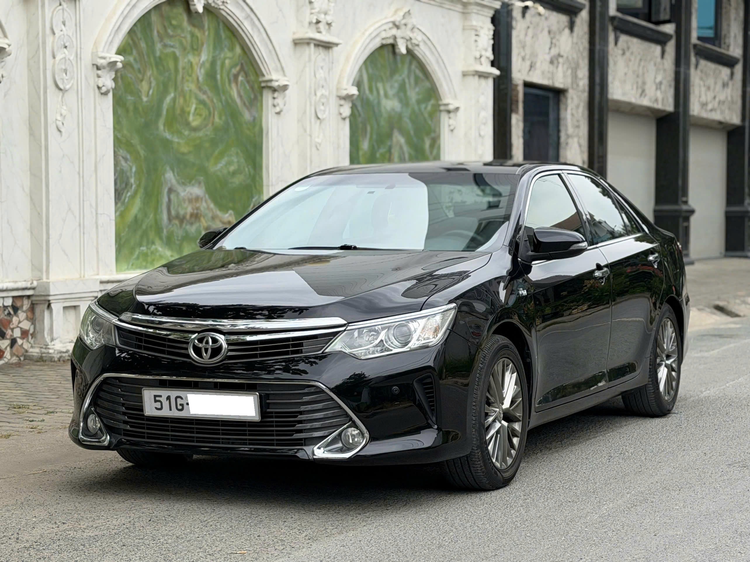 Bán xe Toyota Camry 2.5Q năm sản xuất 2017, màu đen
