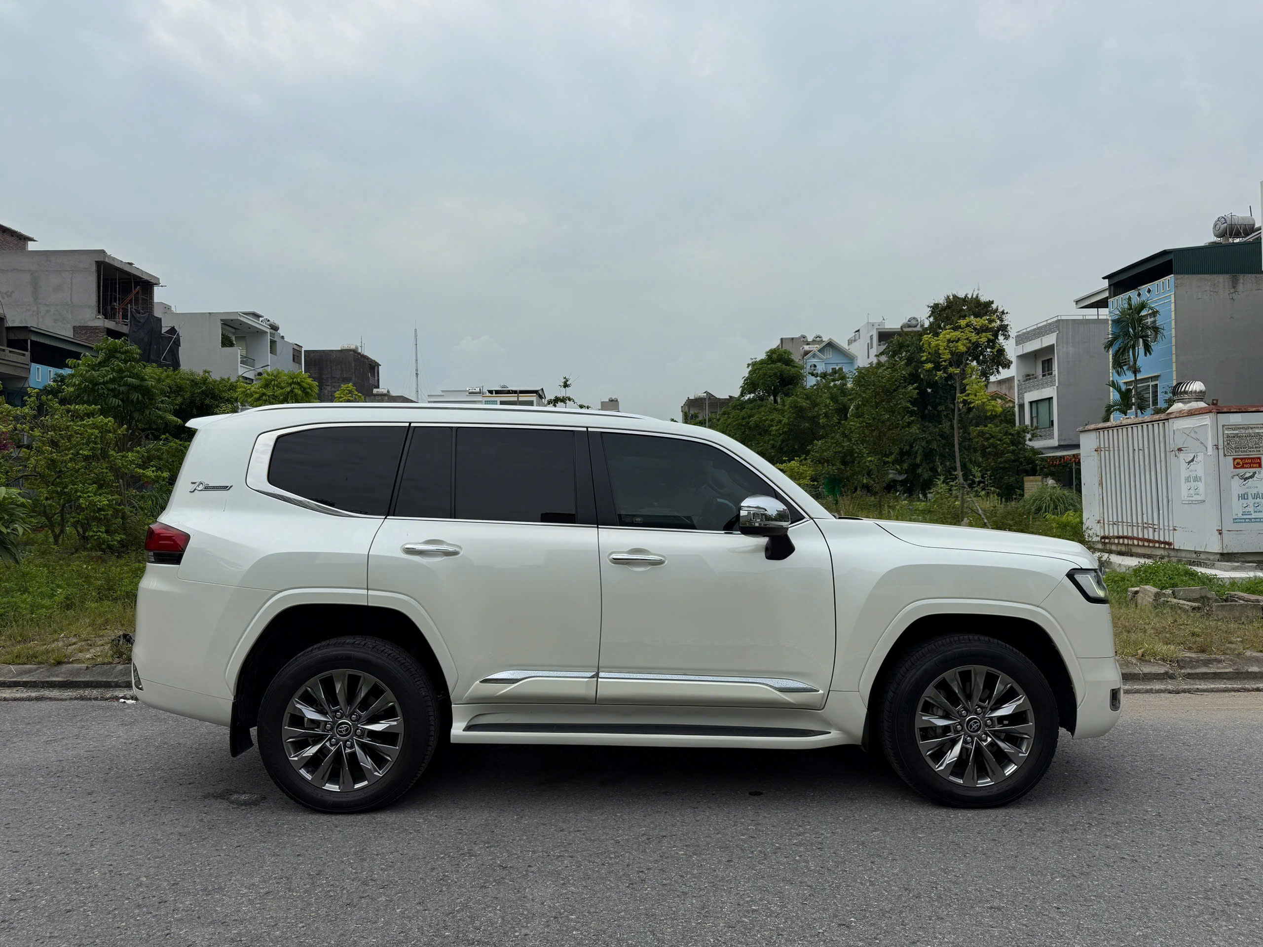 Cần bán Toyota Land Cruiser LC300 năm 2022, màu trắng, nhập khẩu nguyên chiếc