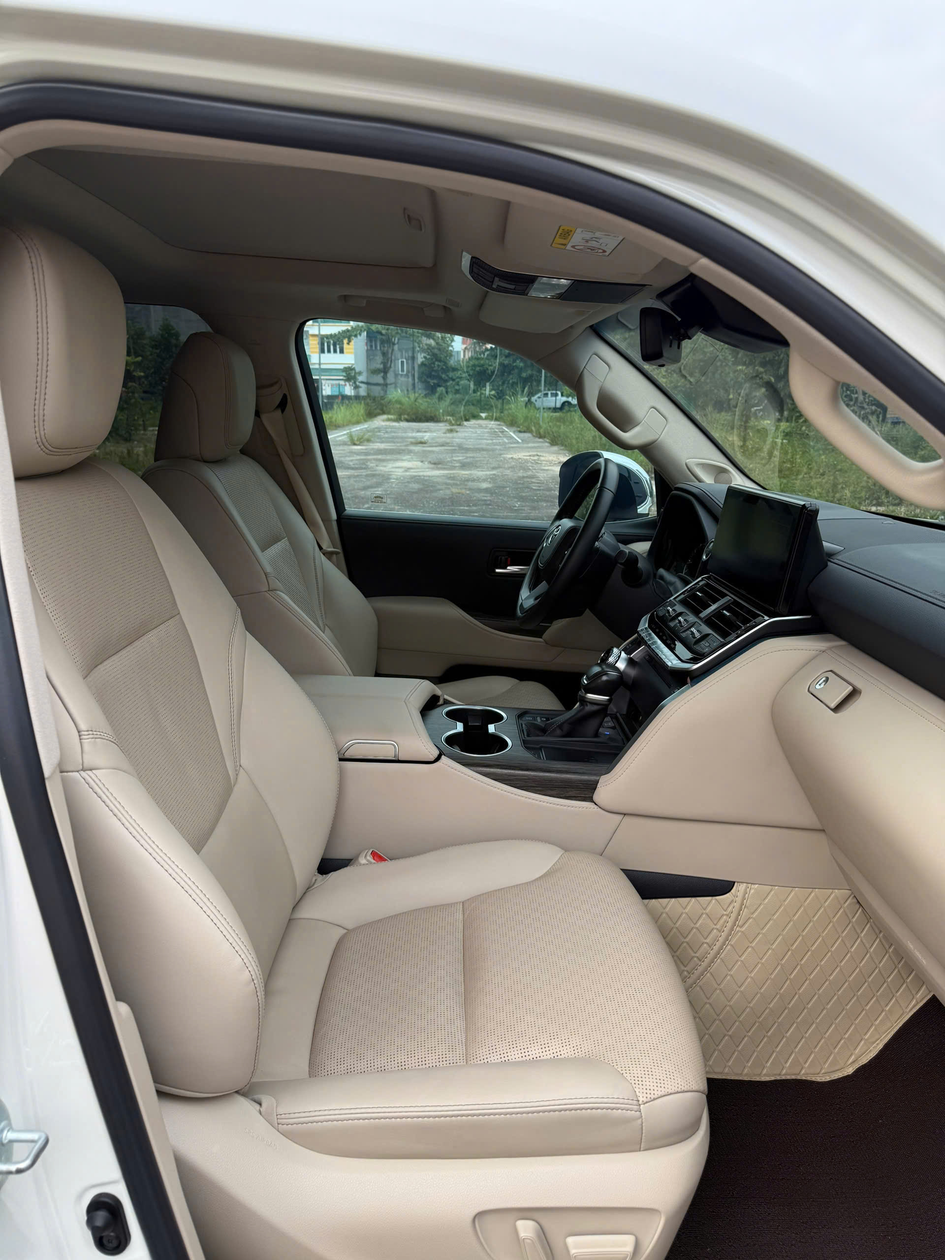 Cần bán Toyota Land Cruiser LC300 năm 2022, màu trắng, nhập khẩu nguyên chiếc