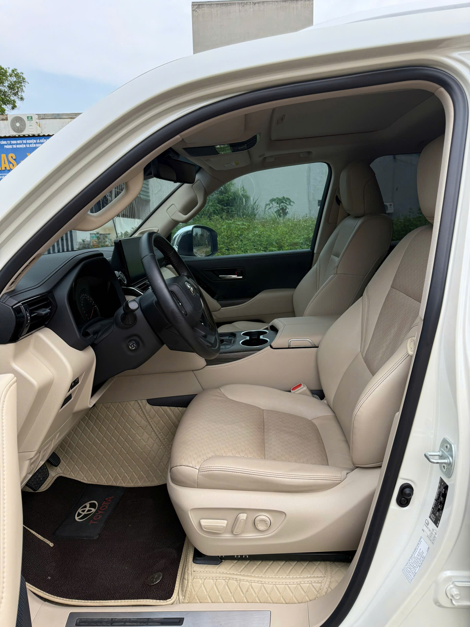Cần bán Toyota Land Cruiser LC300 năm 2022, màu trắng, nhập khẩu nguyên chiếc