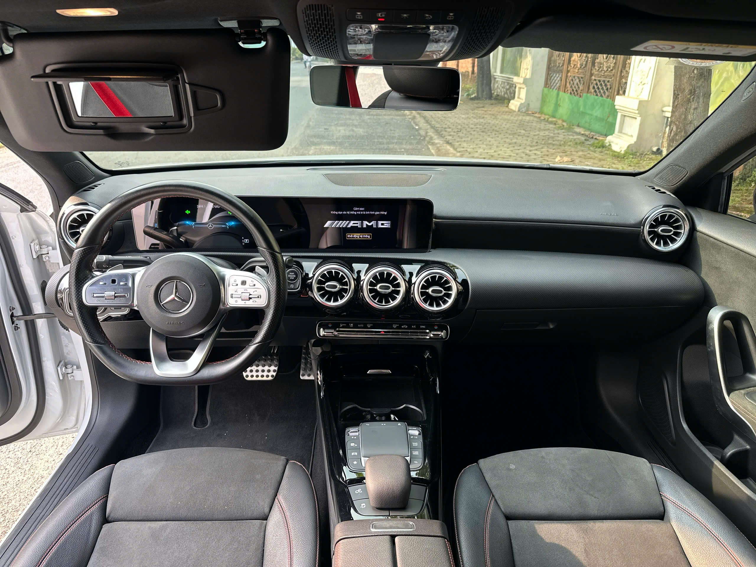 Bán xe Mercedes-Benz A class A35 AMG 4Matic sản xuất 2020, màu trắng, nhập khẩu, 1.099tỉ