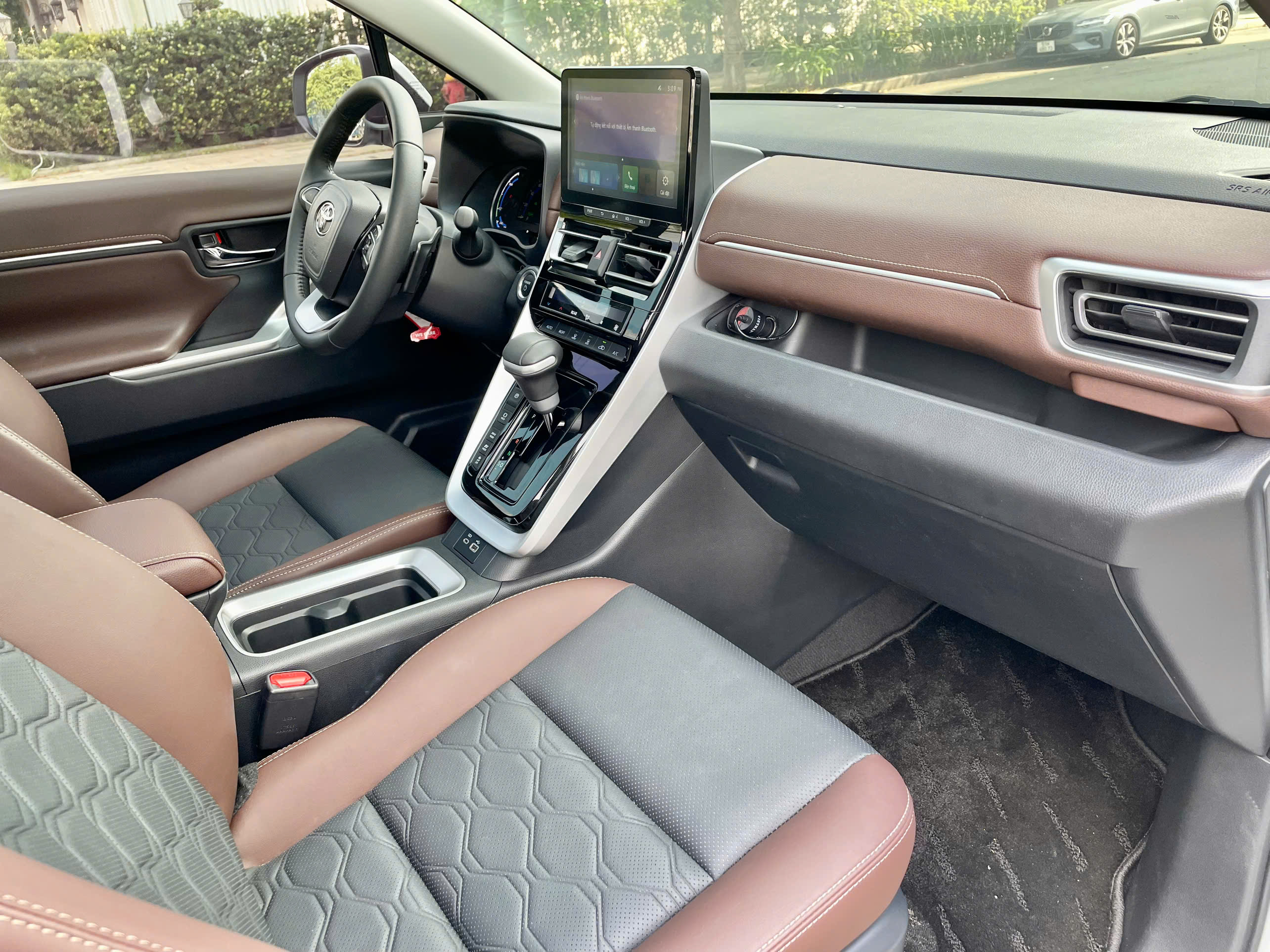 Bán xe Toyota Innova Cross HEV 2.0 CVT sản xuất năm 2026, màu trắng, xe nhập