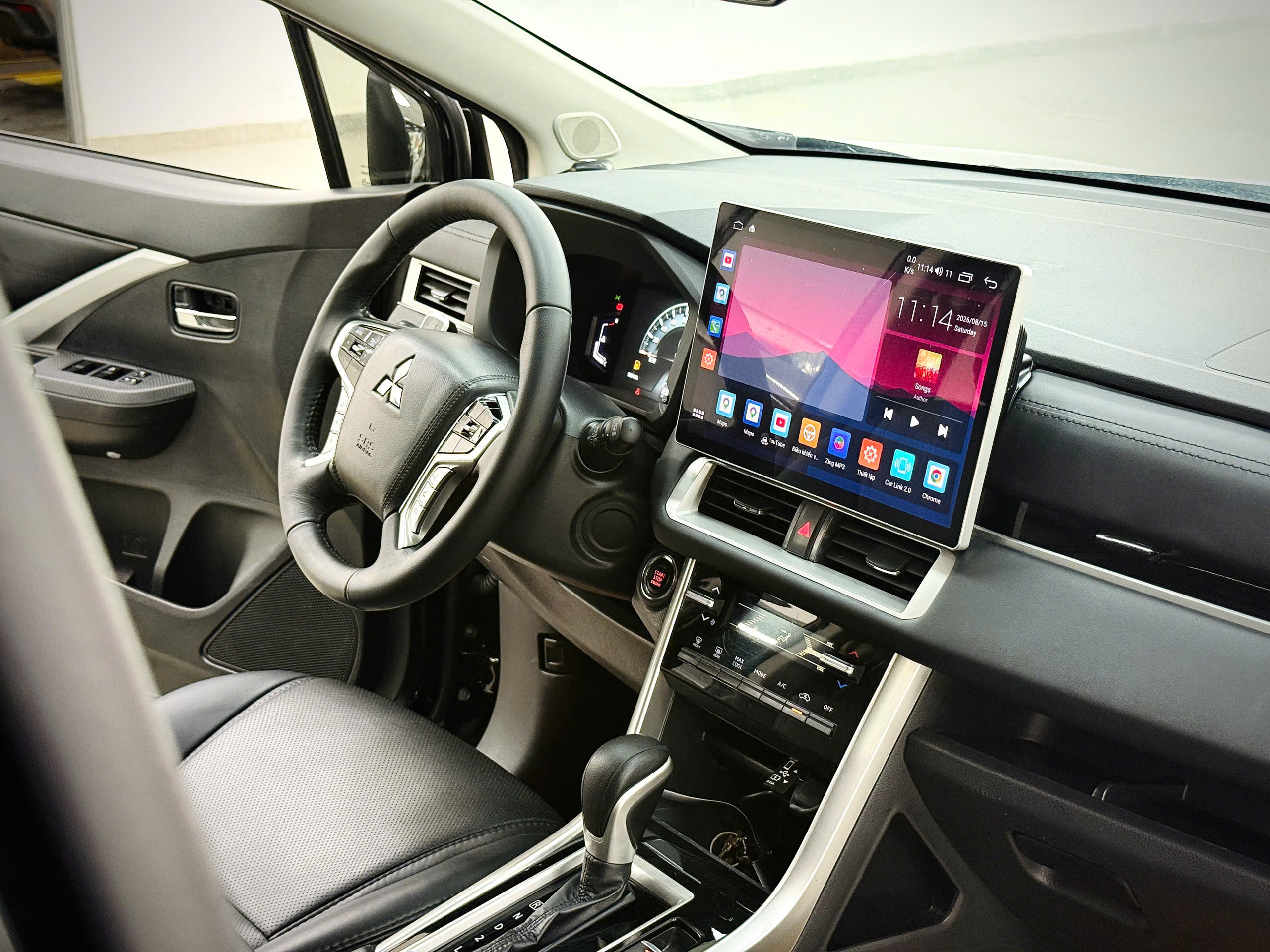 Bán ô tô Mitsubishi Xpander Cross 1.5 AT năm sản xuất 2024, màu đen, nhập khẩu nguyên chiếc, giá 529tr