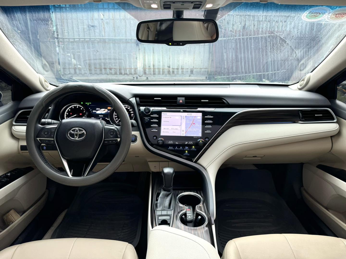 Bán ô tô Toyota Camry 2.5Q sản xuất năm 2021, màu trắng, xe nhập