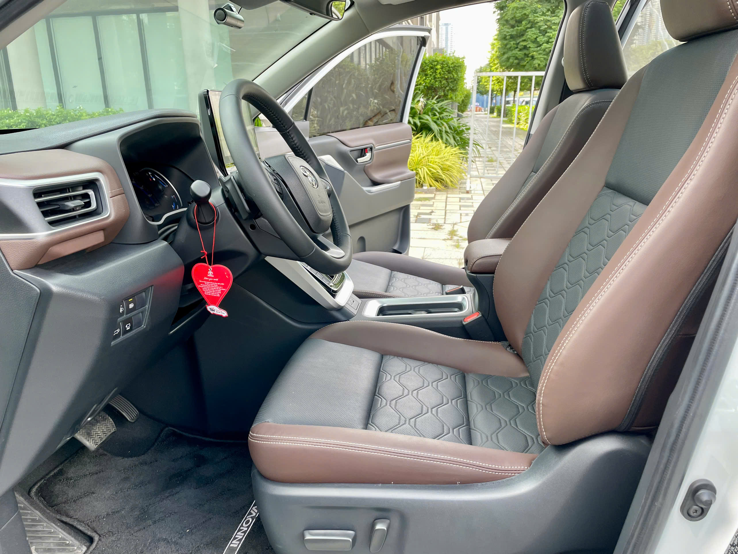 Bán xe Toyota Innova Cross HEV 2.0 CVT sản xuất năm 2026, màu trắng, xe nhập
