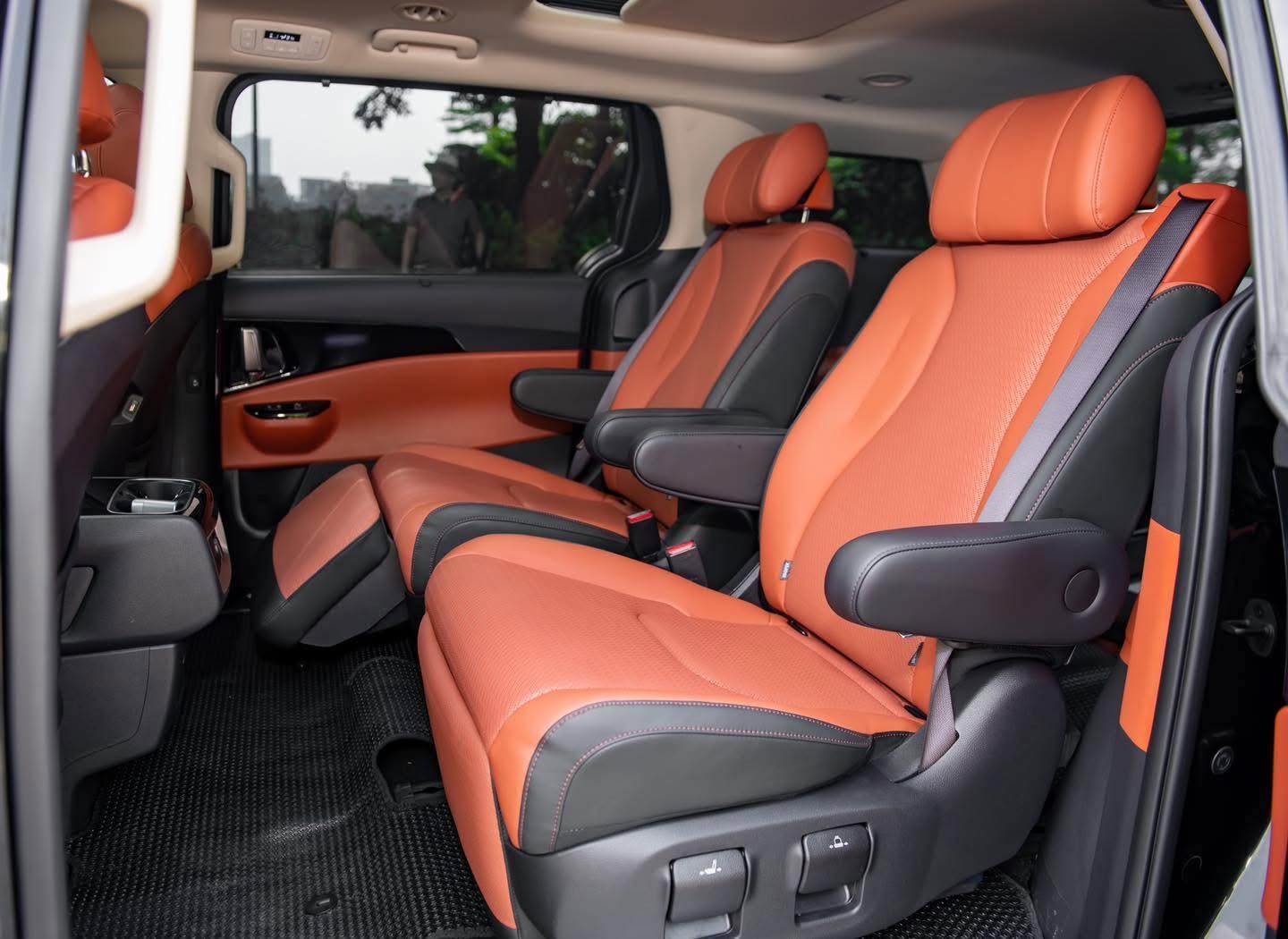 Bán xe Kia Carnival Signature 2.2D Full dầu sản xuất 2024, màu đen