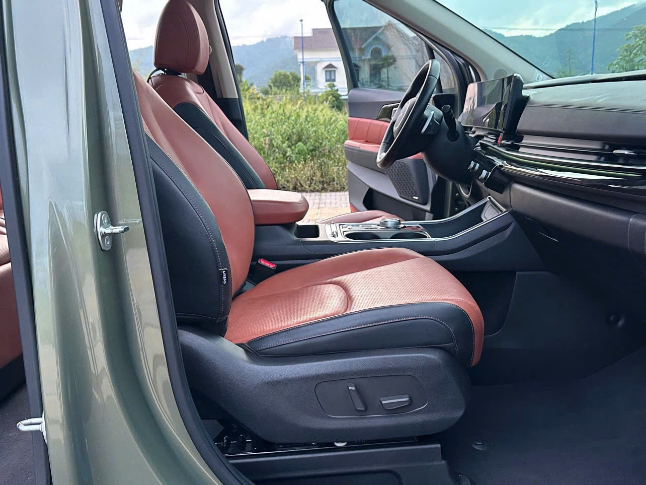 Cần bán xe Kia Carnival Signature 2.2D Full dầu sản xuất năm 2024, màu xanh lục