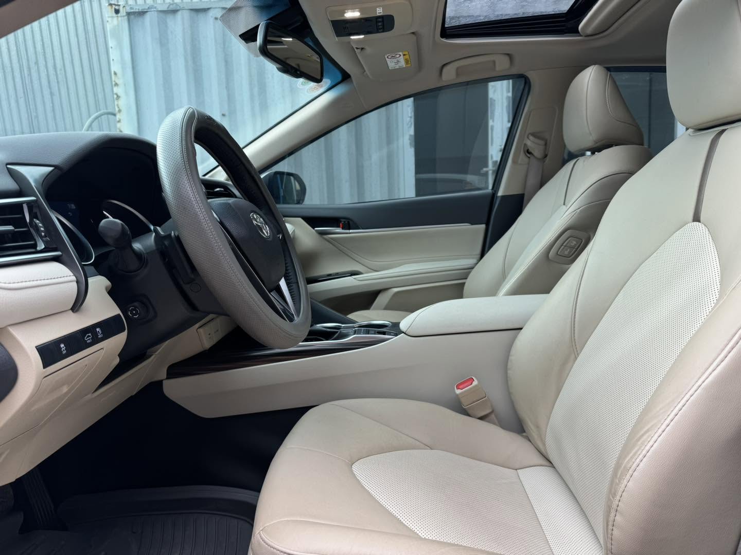 Bán ô tô Toyota Camry 2.5Q sản xuất năm 2021, màu trắng, xe nhập