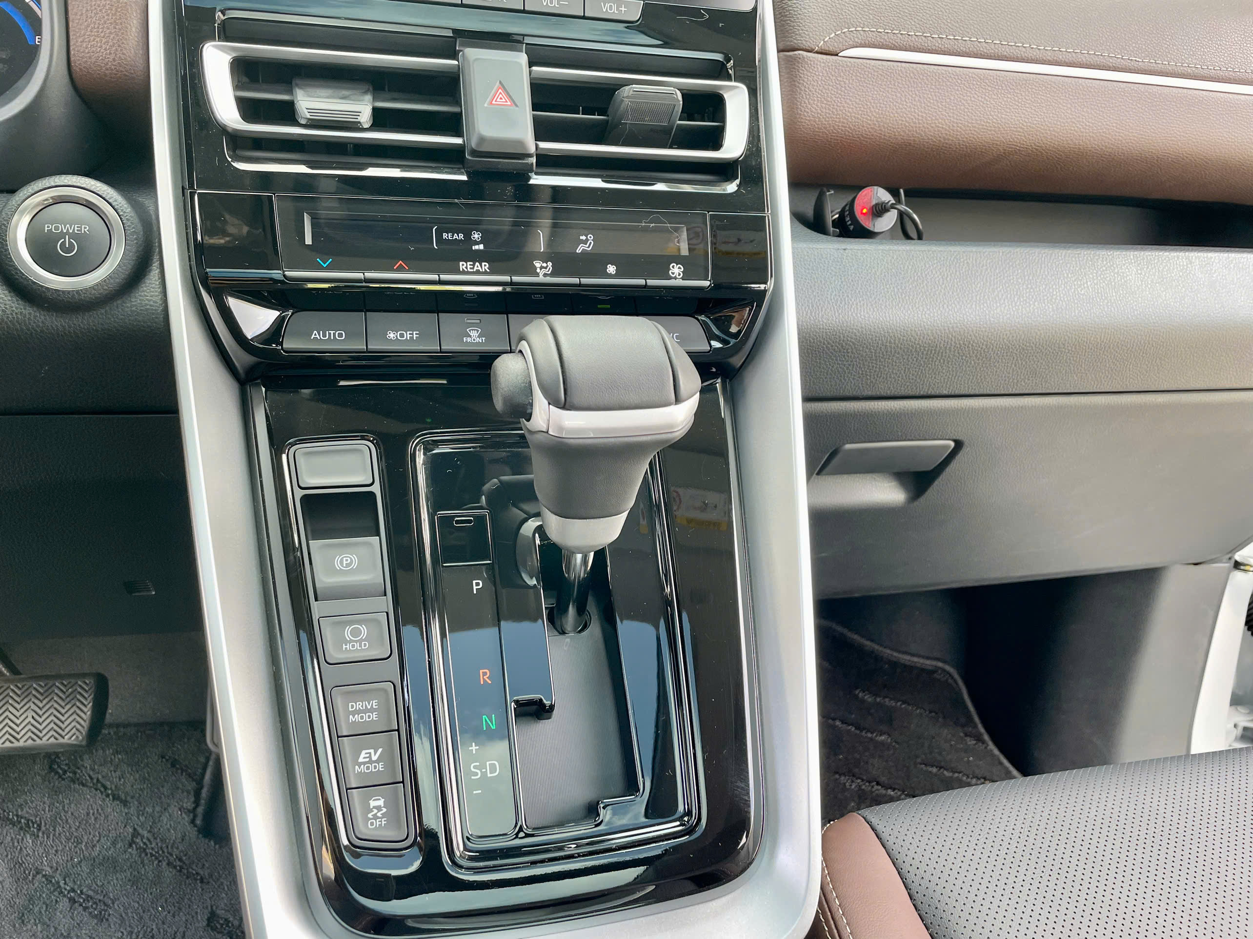 Bán xe Toyota Innova Cross HEV 2.0 CVT sản xuất năm 2026, màu trắng, xe nhập