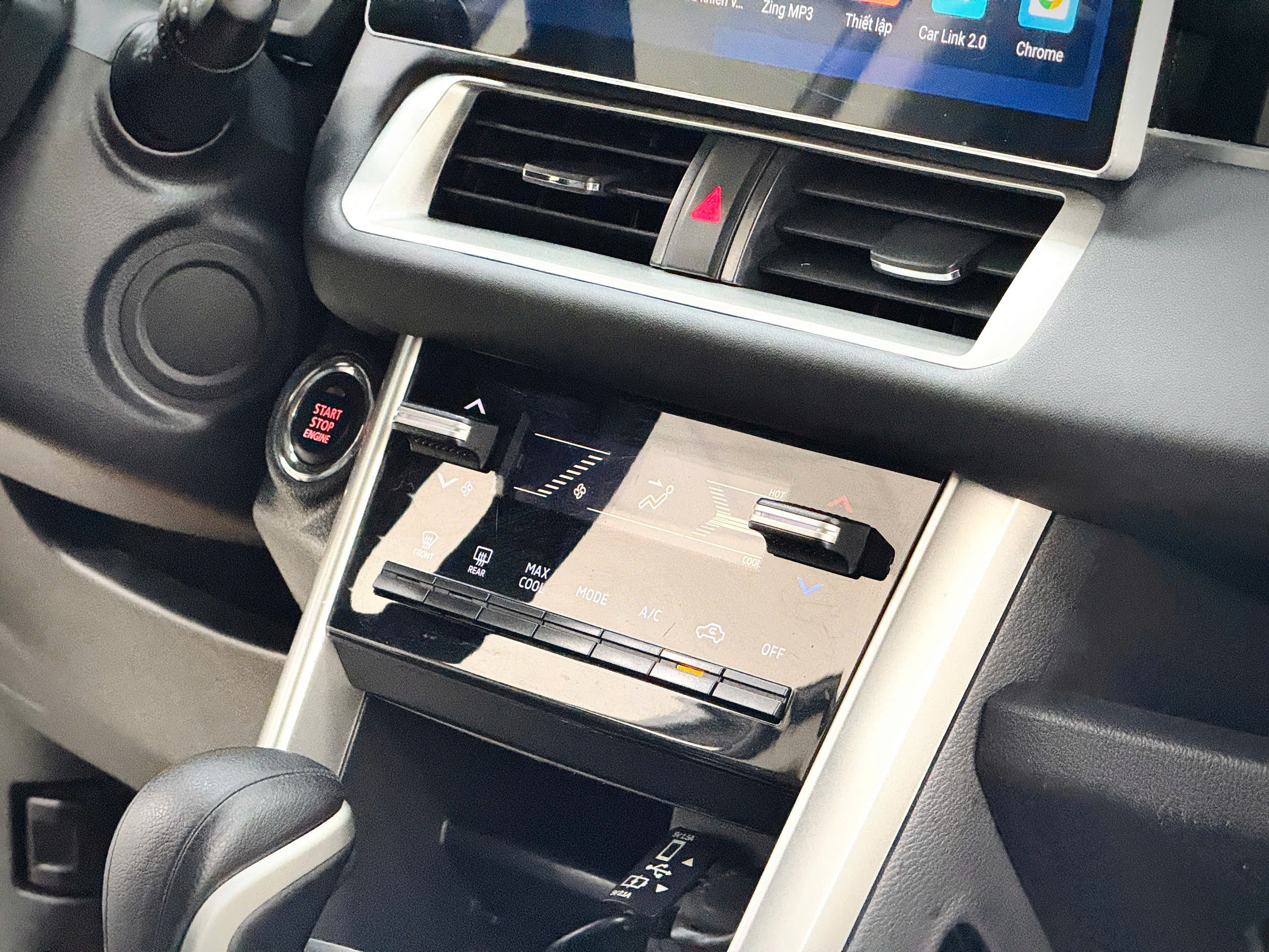 Bán ô tô Mitsubishi Xpander Cross 1.5 AT năm sản xuất 2024, màu đen, nhập khẩu nguyên chiếc, giá 529tr