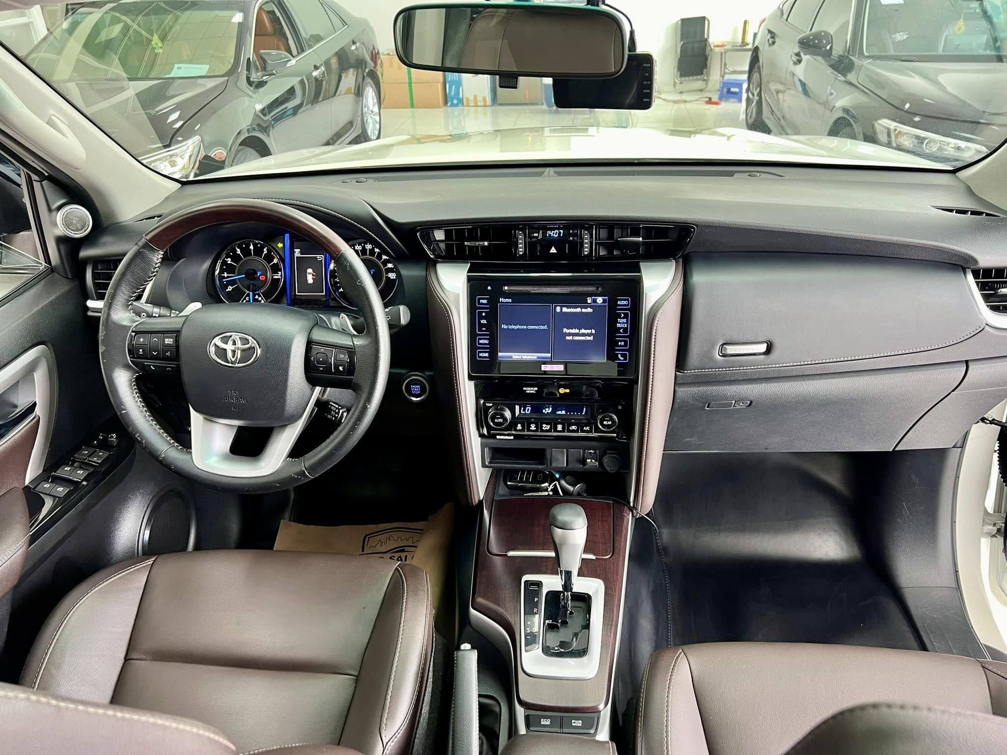 Bán Toyota Fortuner 2.7V 4x2 AT sản xuất năm 2019, màu trắng, nhập khẩu