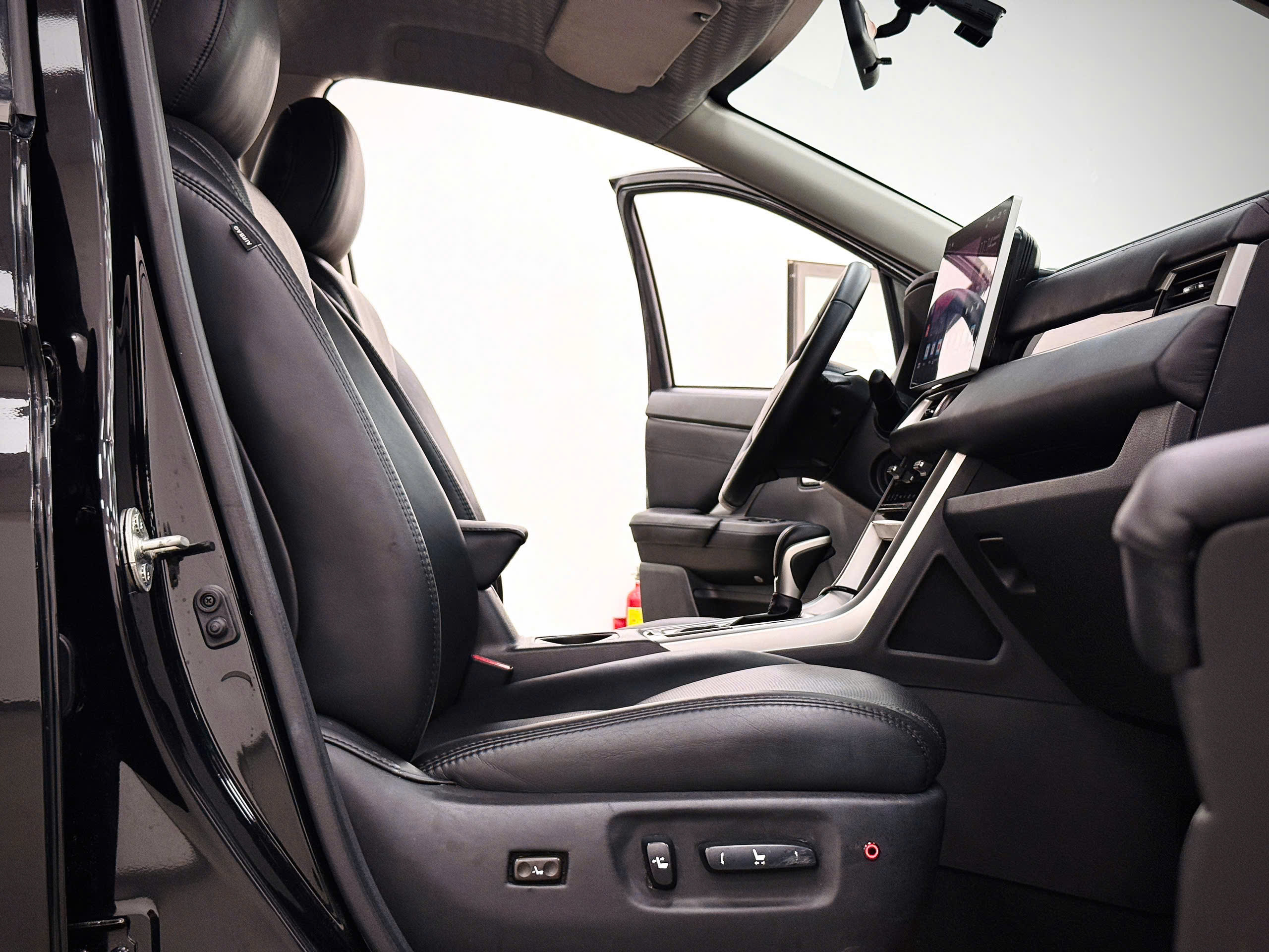 Bán ô tô Mitsubishi Xpander Cross 1.5 AT năm sản xuất 2024, màu đen, nhập khẩu nguyên chiếc, giá 529tr