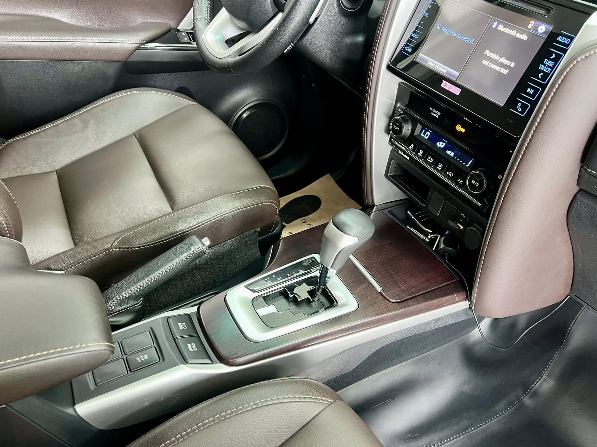 Bán Toyota Fortuner 2.7V 4x2 AT sản xuất năm 2019, màu trắng, nhập khẩu