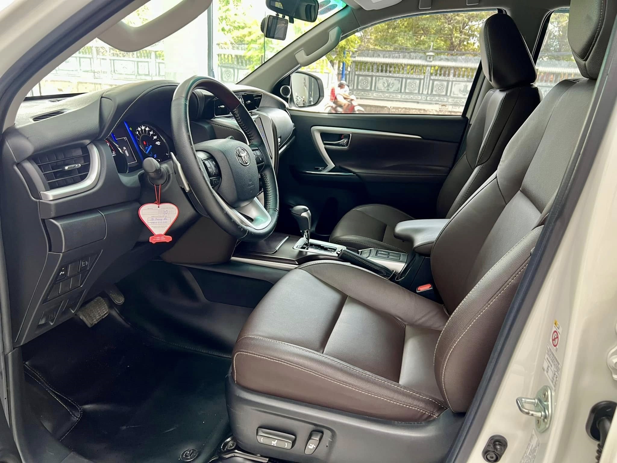 Bán Toyota Fortuner 2.7V 4x2 AT sản xuất năm 2019, màu trắng, nhập khẩu