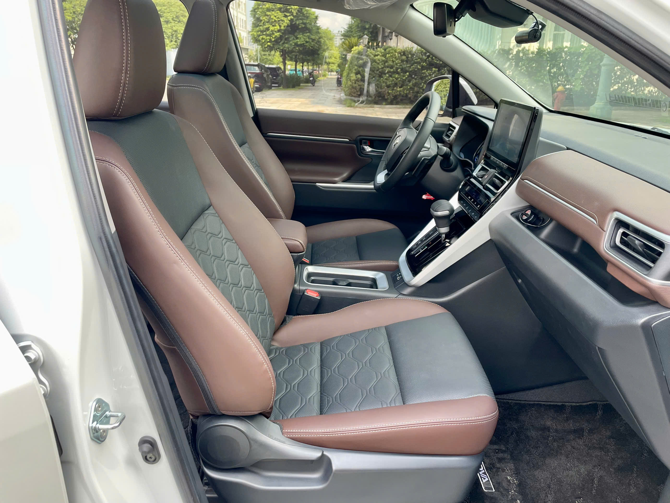 Bán xe Toyota Innova Cross HEV 2.0 CVT sản xuất năm 2026, màu trắng, xe nhập