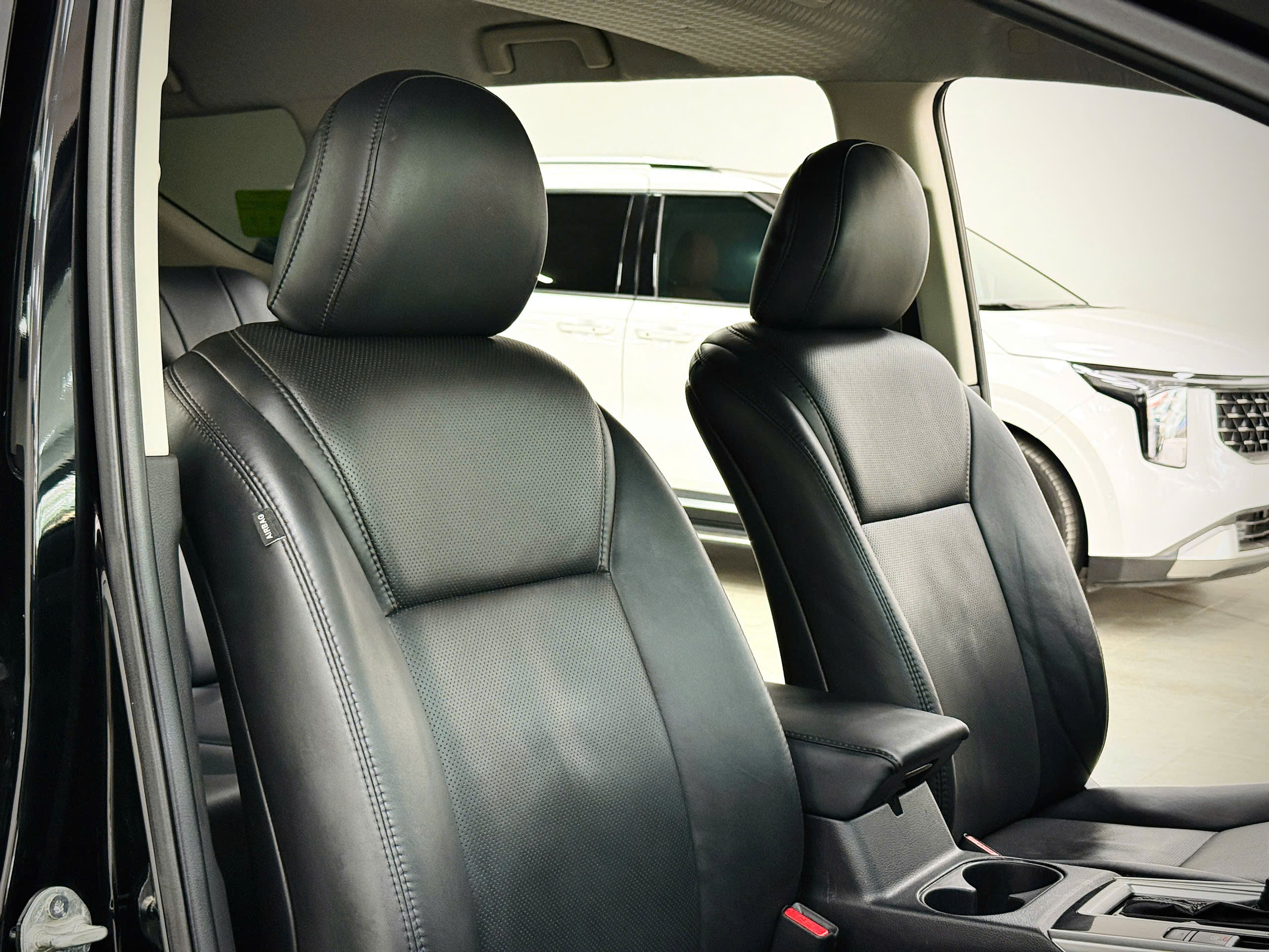 Bán ô tô Mitsubishi Xpander Cross 1.5 AT năm sản xuất 2024, màu đen, nhập khẩu nguyên chiếc, giá 529tr