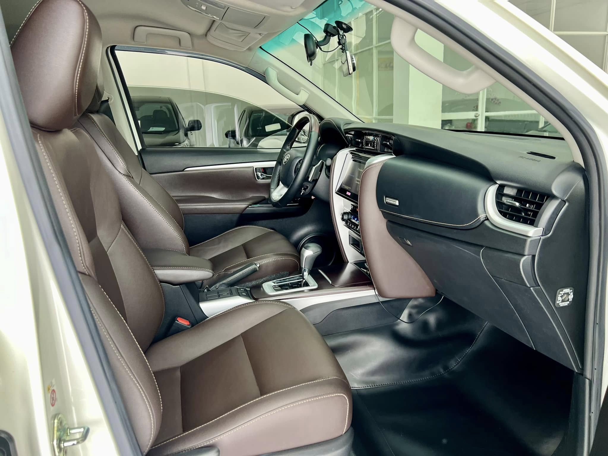Bán Toyota Fortuner 2.7V 4x2 AT sản xuất năm 2019, màu trắng, nhập khẩu